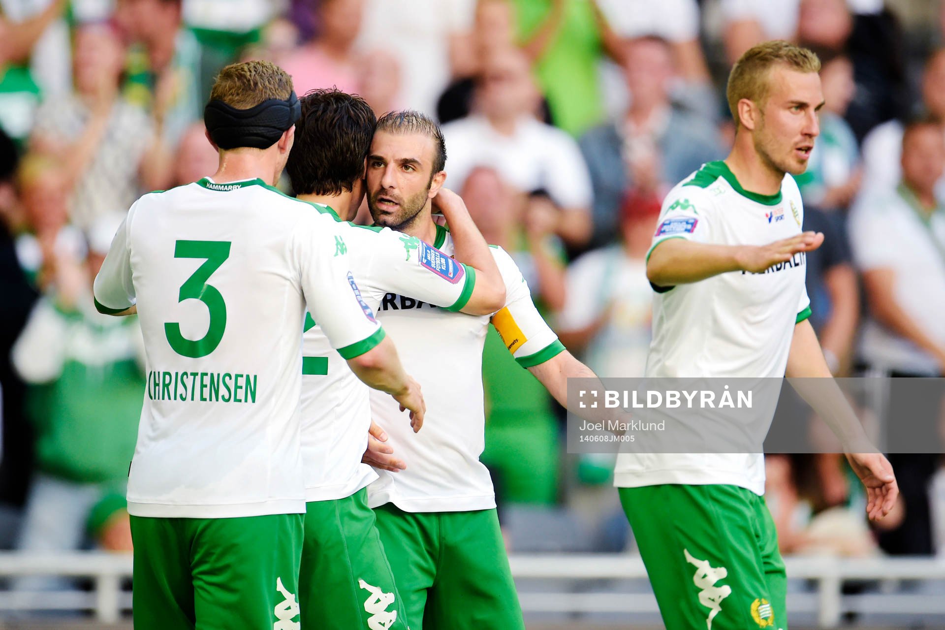 Hammarbys Kennedy Bakircioglu  jublar och kramas om