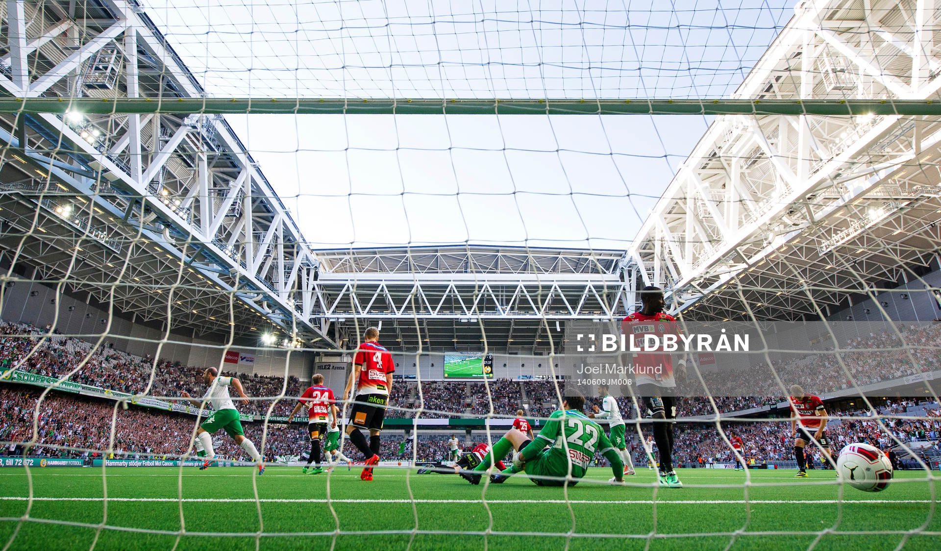 Hammarbys Kennedy Bakircioglu (t v) jublar