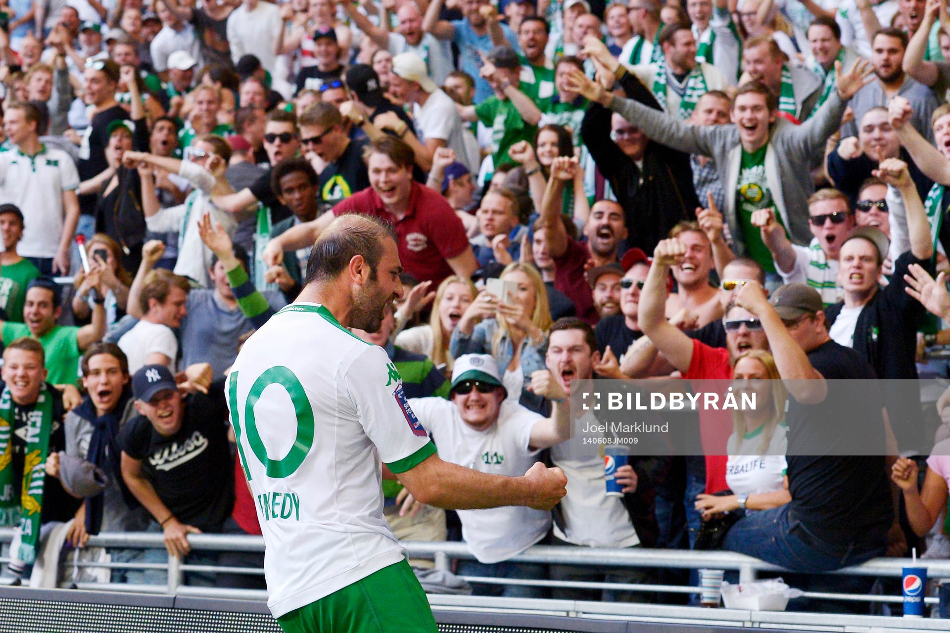 Hammarbys Kennedy Bakircioglu  jublar med publiken