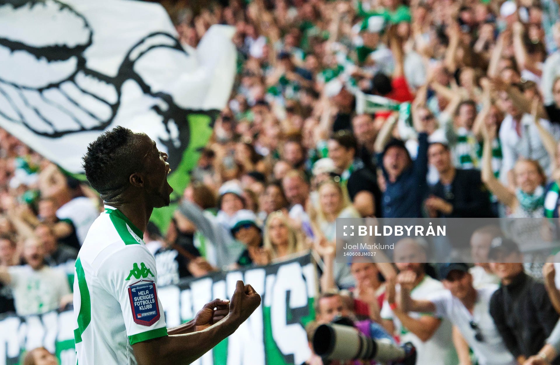 Hammarbys Amadaiya Rennie jublar mot publiken
