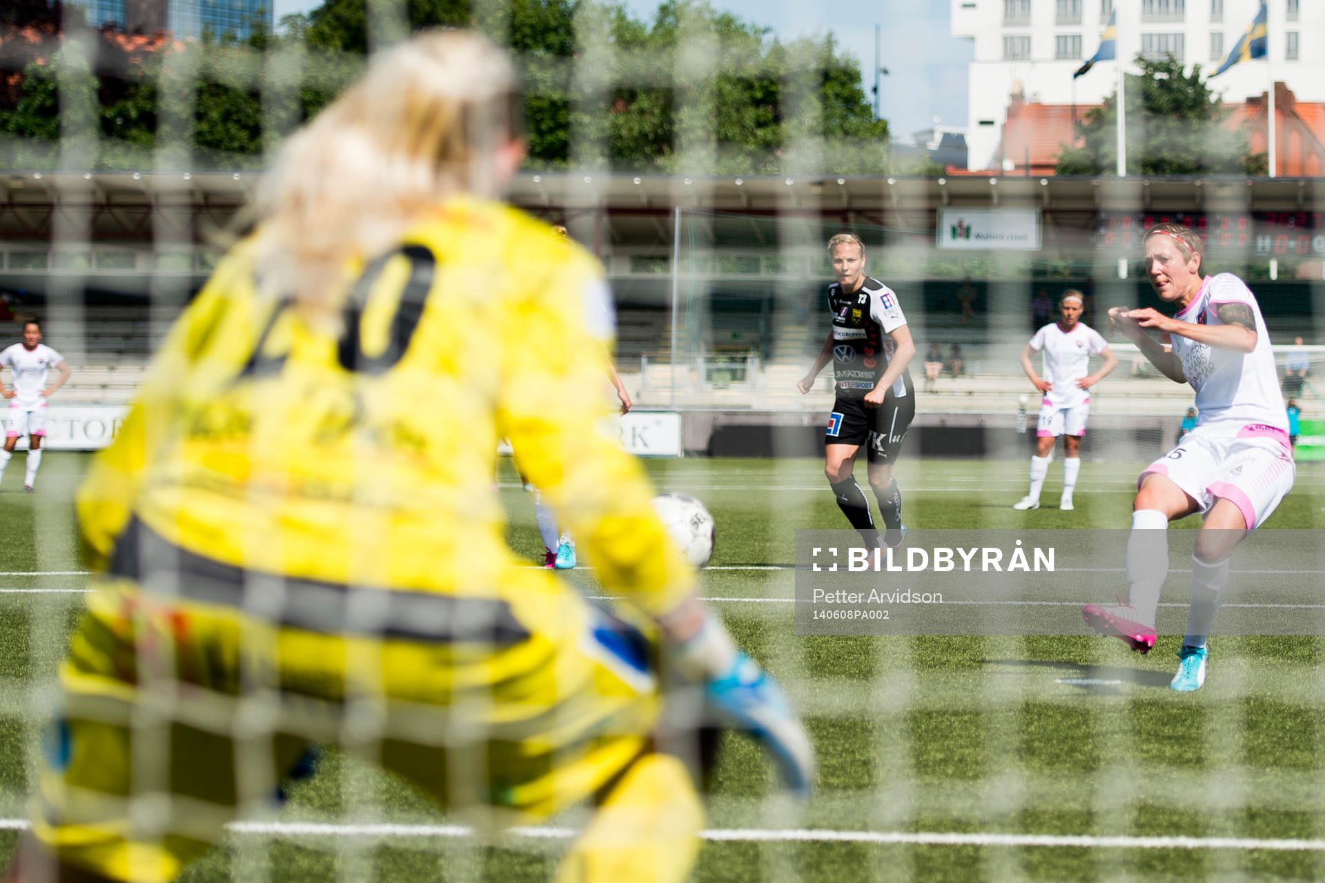 Rosengårds Therese Sjögran gör 1-0 på straff bakom