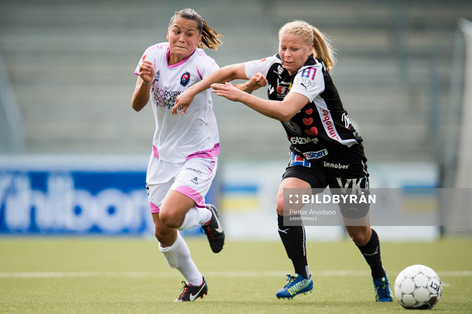 Rosengårds Alexandra Riley tar sig förbi Umeås Emmi