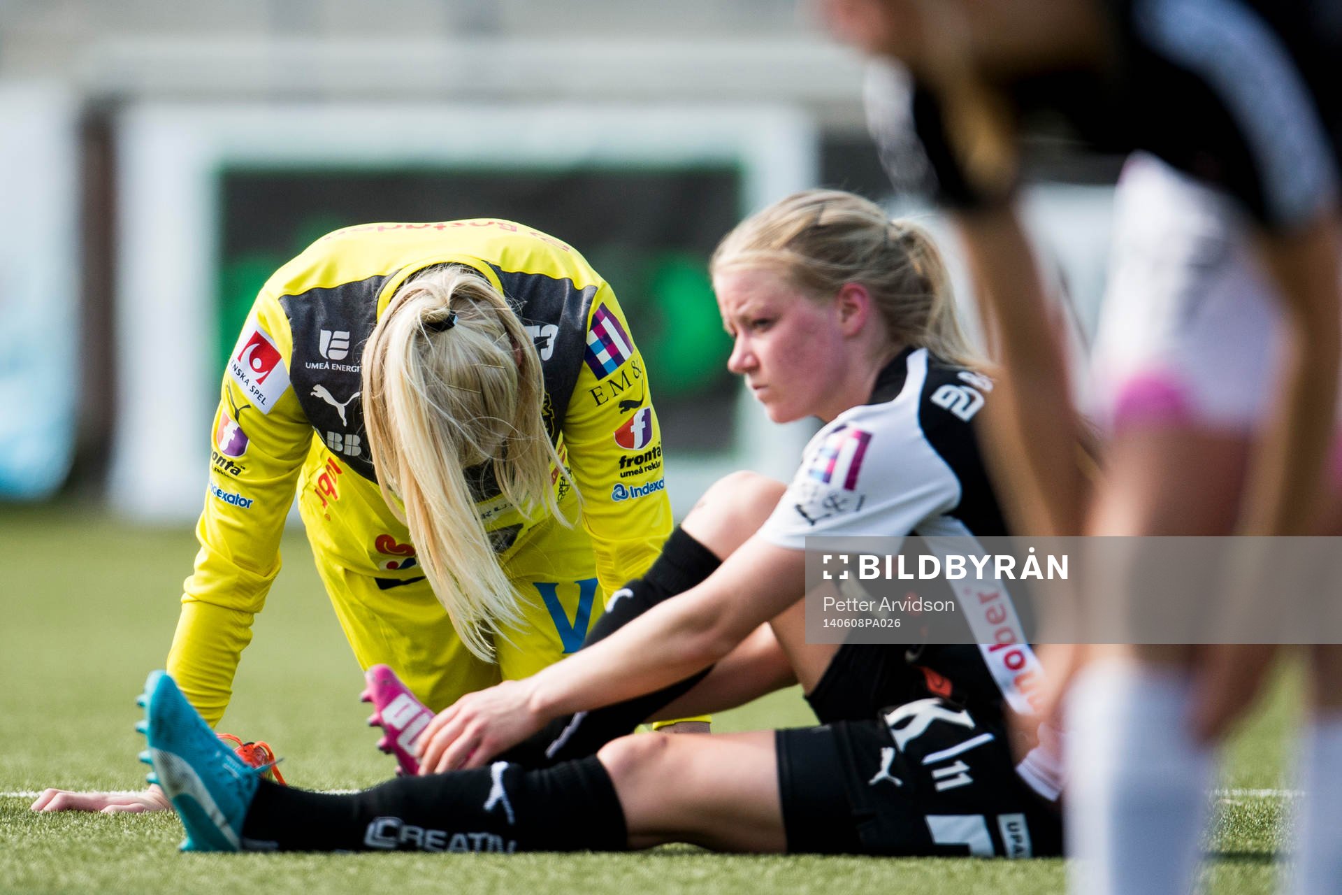 Umeås målvakt Malin Reuterwall och Jenny Hjohlman deppar