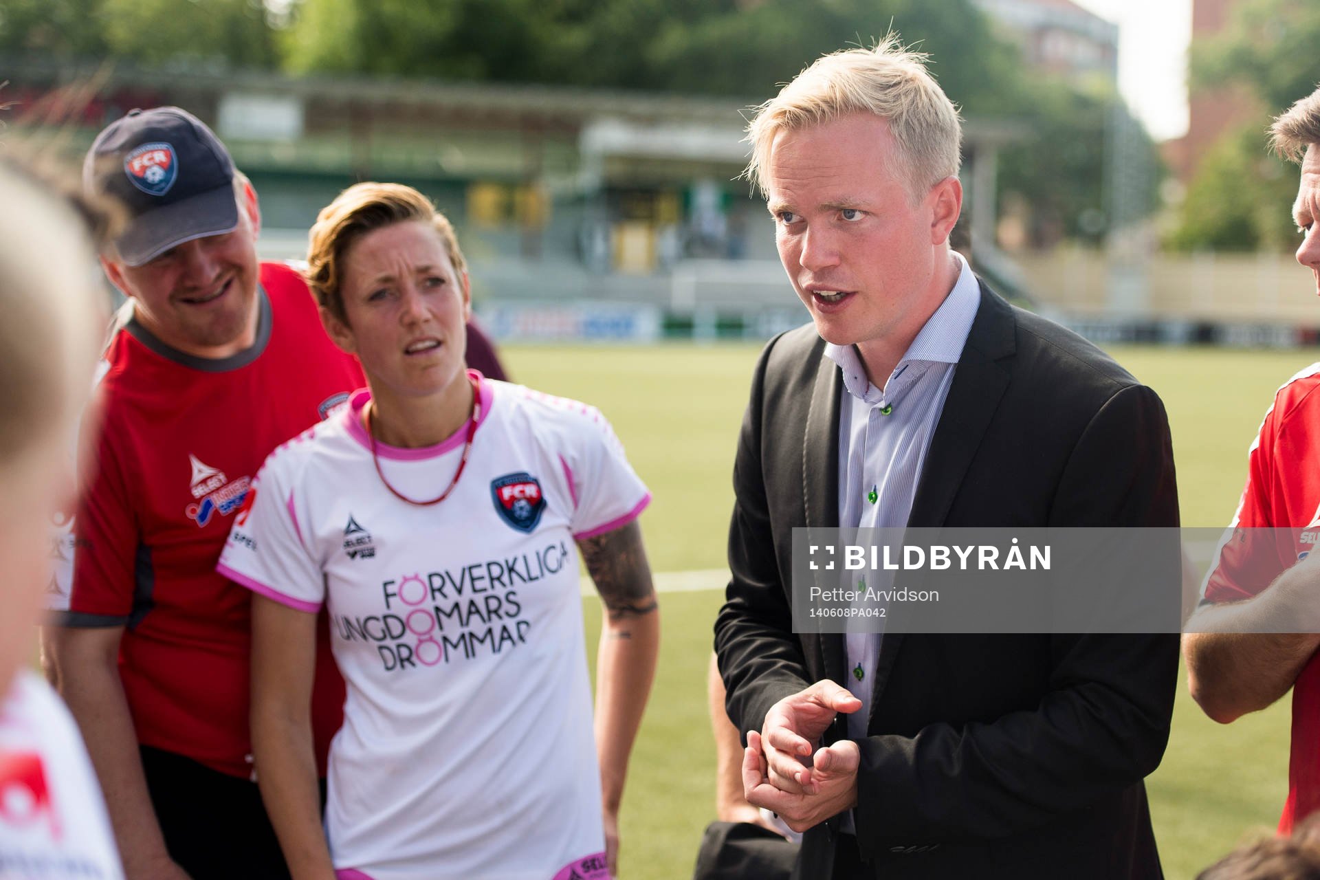 Rosengårds tränare Jonas Eidevall pratar med laget under fotbollsmatchen i Damallsvenskan mellan FC Rosengård och Umeå den 8 juni 2014 i Malmö.