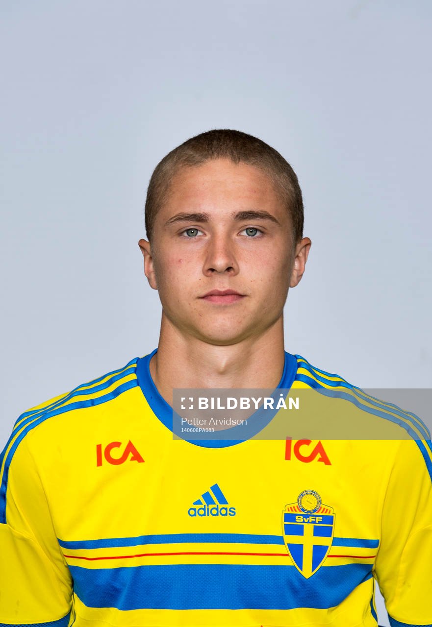 U21 Sveriges Sebastian Holmen poserar för ett porträtt under en fotografering den 8 juni 2014 i Trelleborg. 