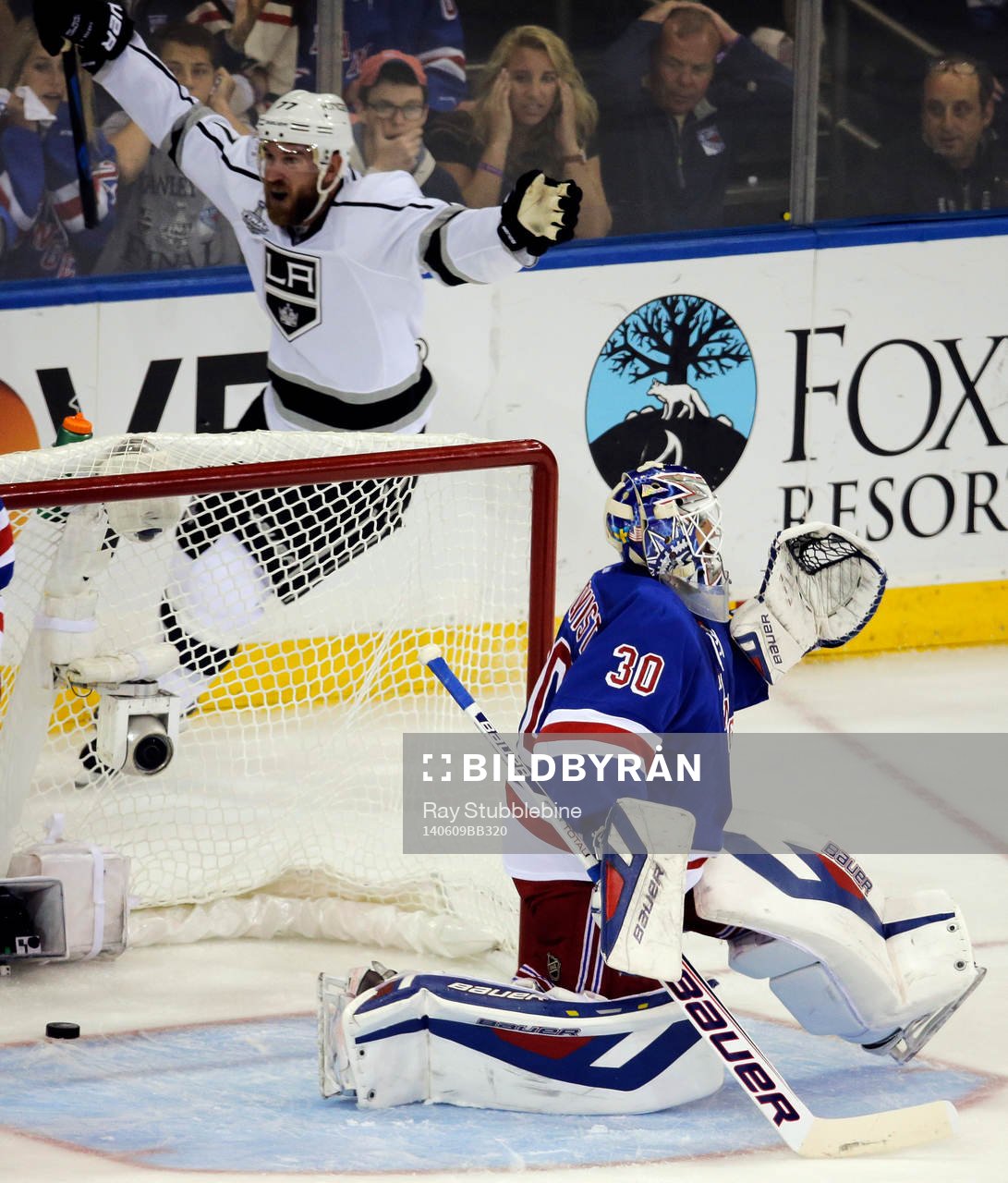 Los Angeles Kings center Jeff Carter (77) celebrates behind