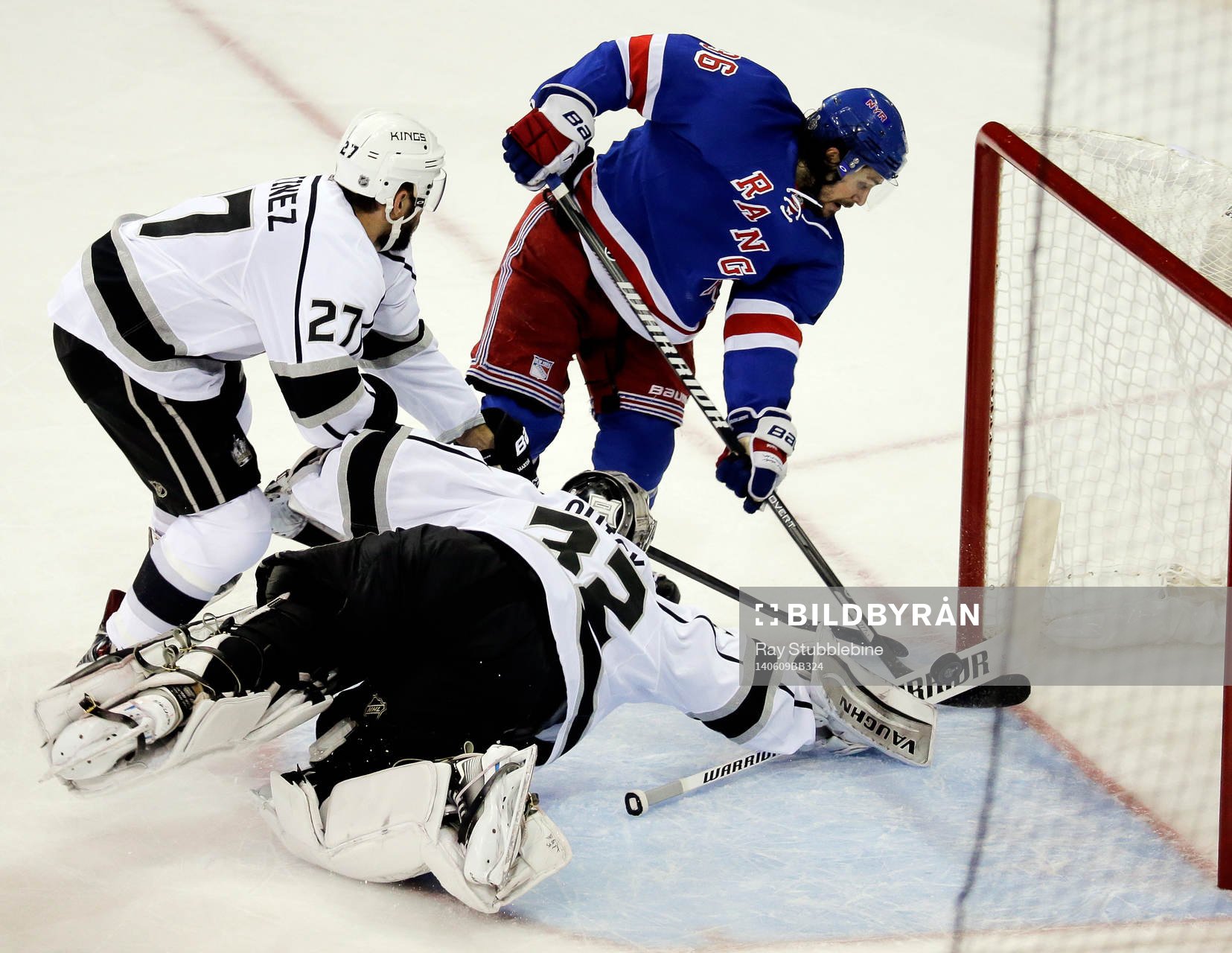 Los Angeles Kings goalie Jonathan Quick (32) manages to