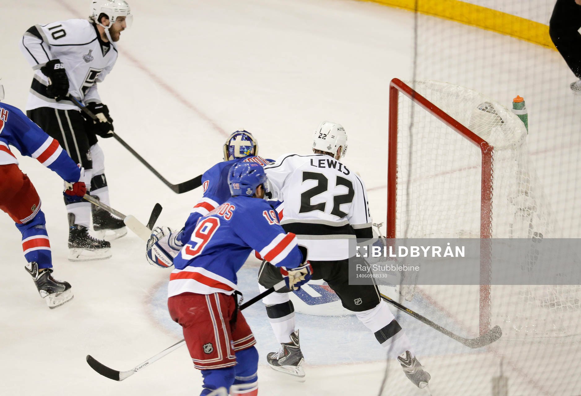 Los Angeles Kings center Mike Richards (10) scores past New