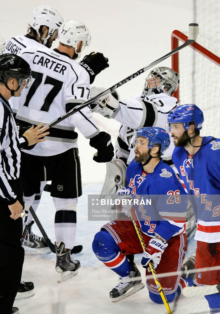 Los Angeles Kings defenseman Drew Doughty (8) and center