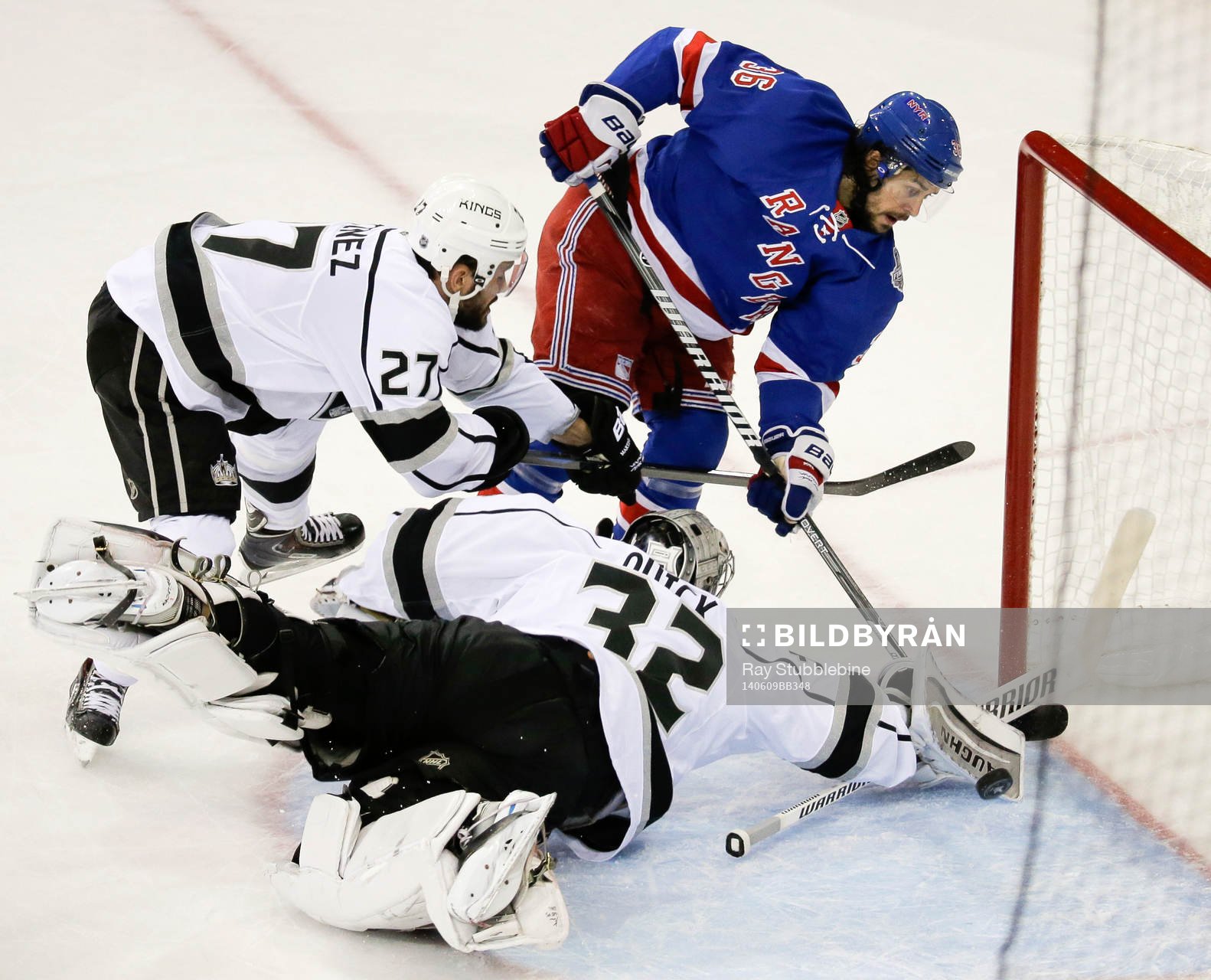 Los Angeles Kings goalie Jonathan Quick (32) manages to