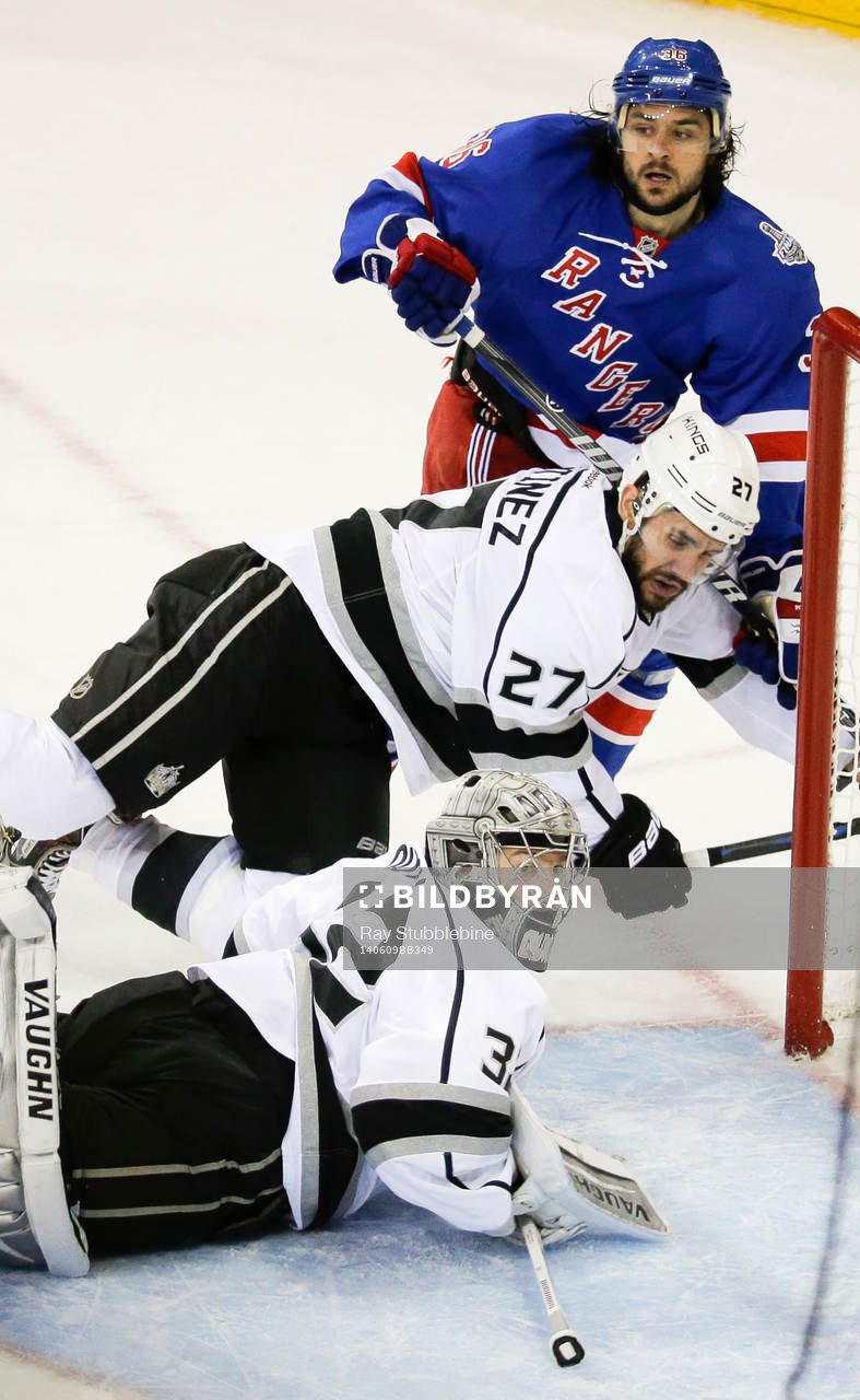 Los Angeles Kings goalie Jonathan Quick (32), defenseman