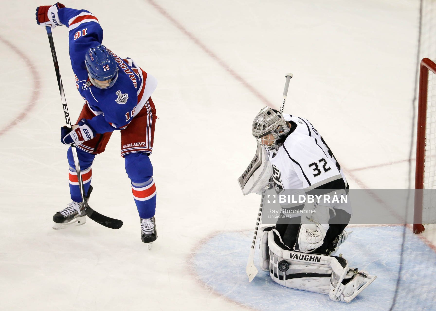Los Angeles Kings goalie Jonathan Quick (32) stops a shot