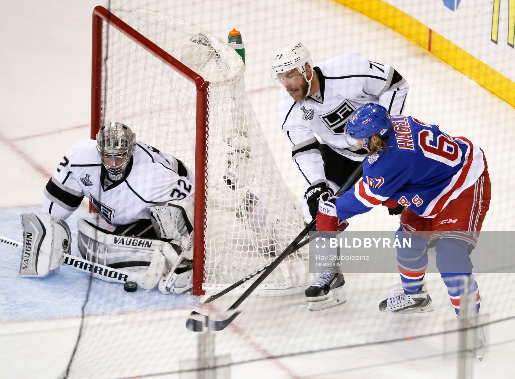 New York Rangers left wing Carl Hagelin (62) gets off a