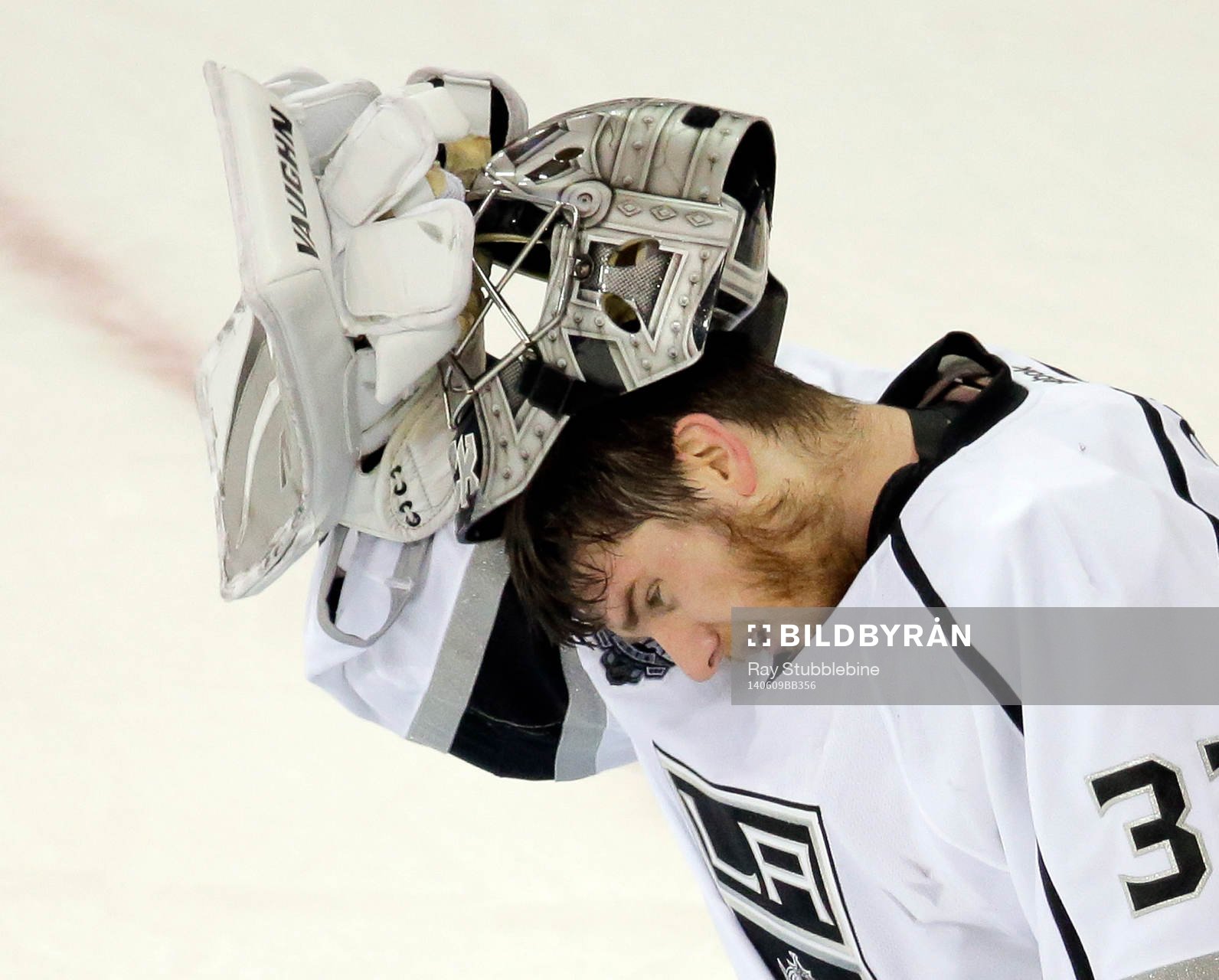 Los Angeles Kings goalie Jonathan Quick readjusts his face