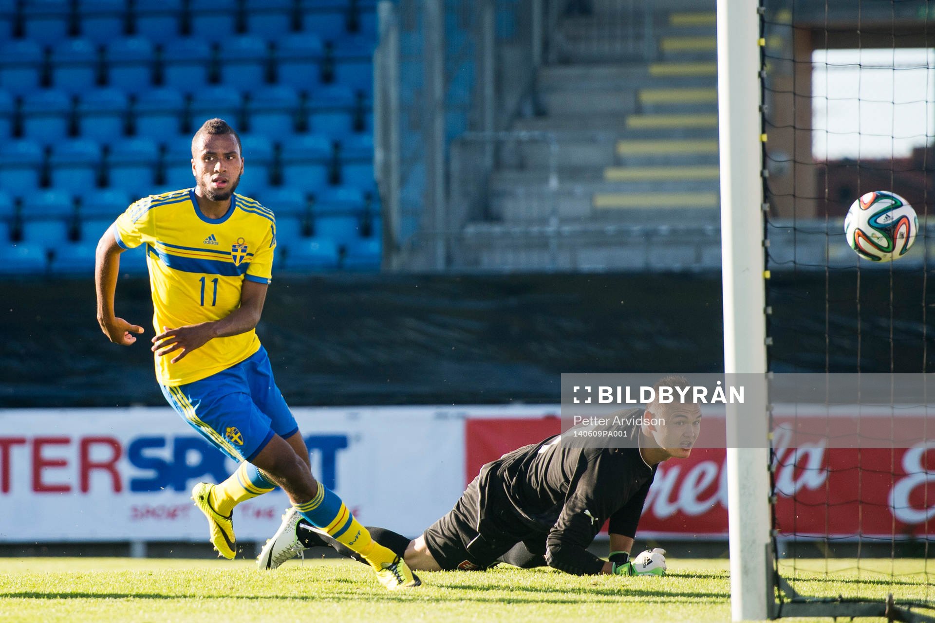 Sveriges Isaac Kiese Thelin gör 1-0 bakom Slovakien