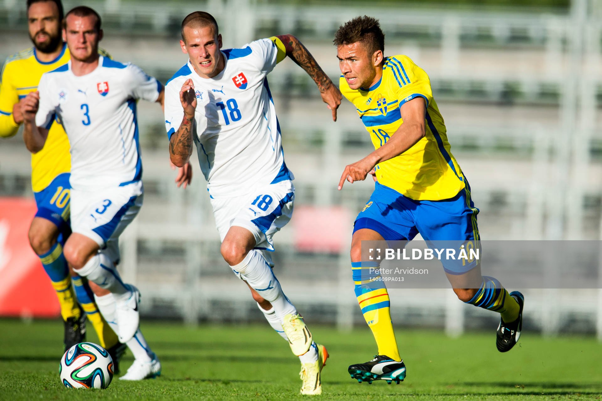 Sveriges Malkolm Moenza tar sig förbi Slovakien Richard