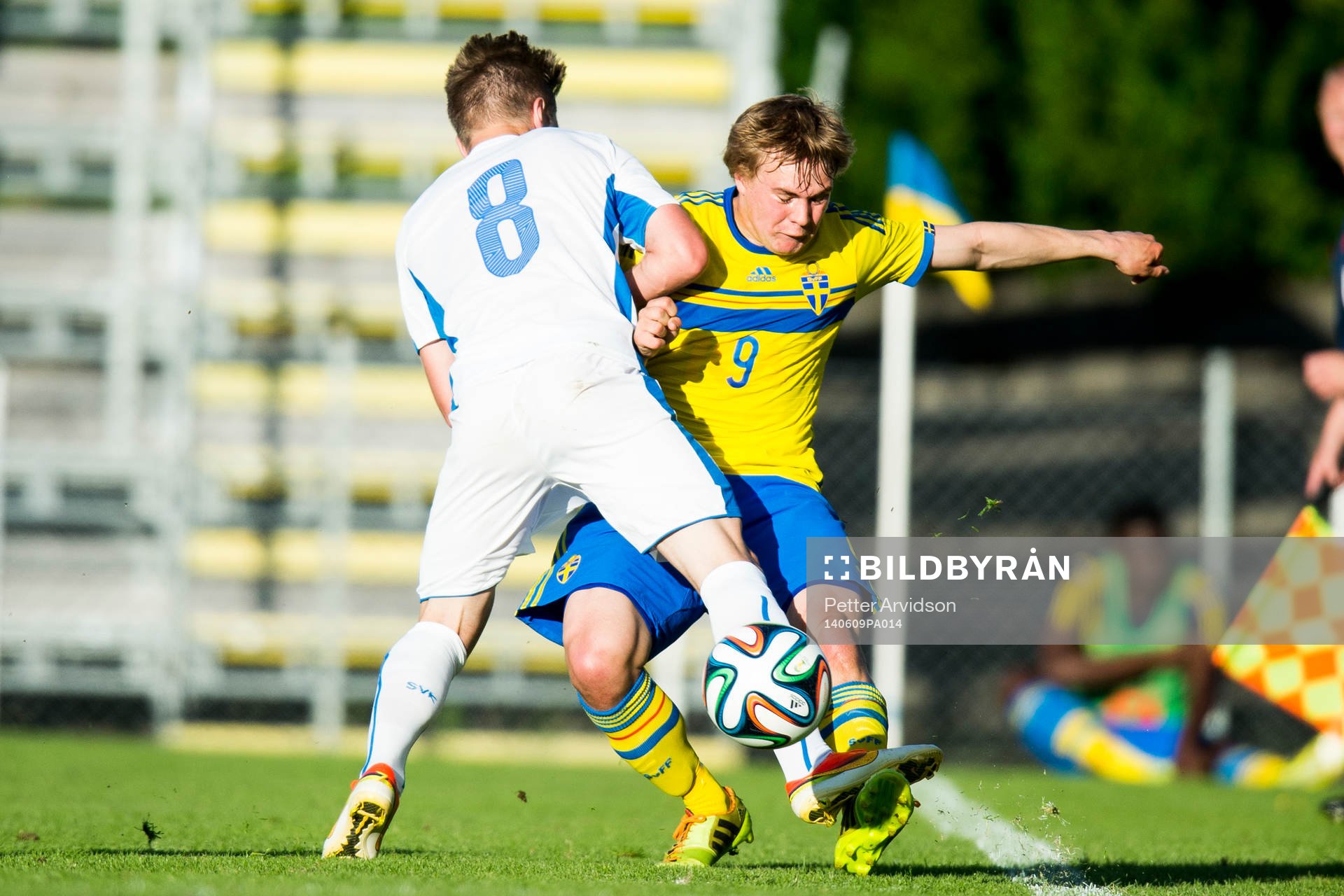 Sveriges Simon Tibbling och Slovakien Michal Skvarka under U21 fotbollslandskampen mellan Sverige och Slovakien den 9 juni 2014 i Trelleborg.