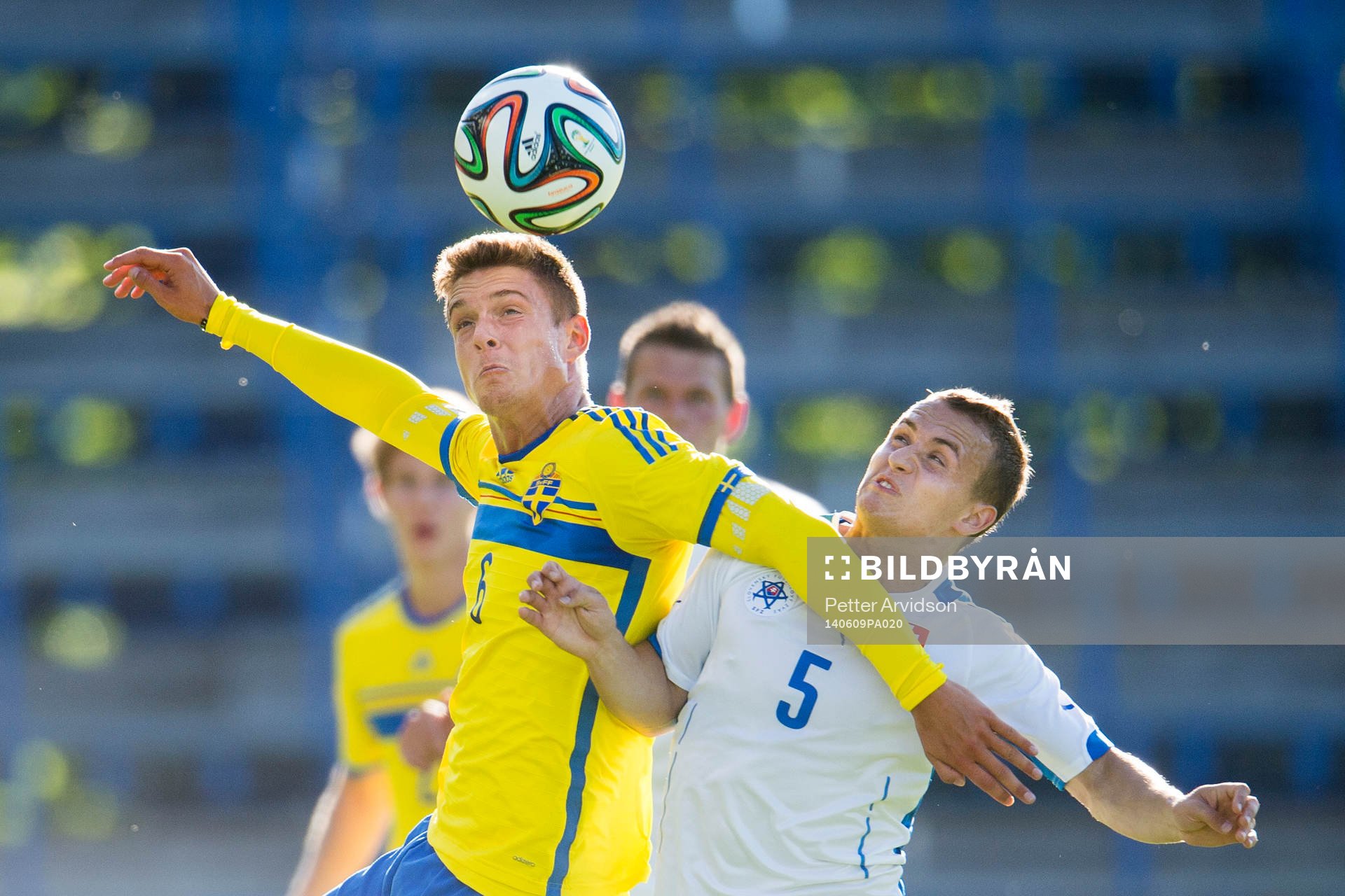 Sveriges Kristoffer Peterson i kamp om bollen med