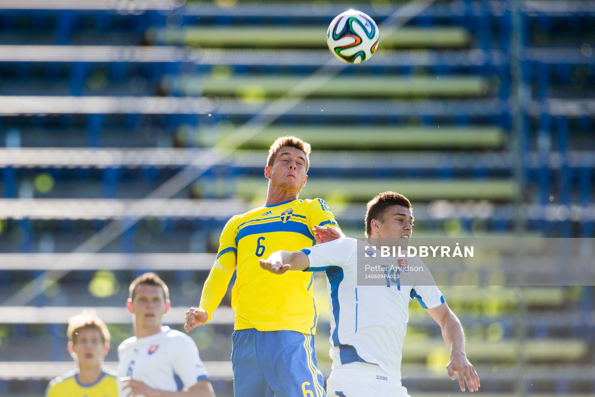 Sveriges Kristoffer Peterson och Slovakiens Róbert Mazán under U21 fotbollslandskampen mellan Sverige och Slovakien den 9 juni 2014 i Trelleborg.