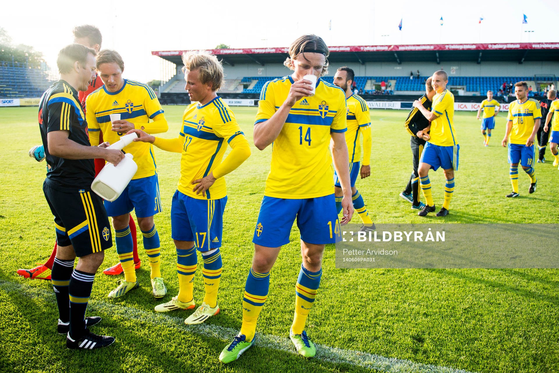 Sveriges Ludwig Augustinsson, Nicklas Bärkroth och Carl Johansson dricker vatten efter U21 fotbollslandskampen mellan Sverige och Slovakien den 9 juni 2014 i Trelleborg.
