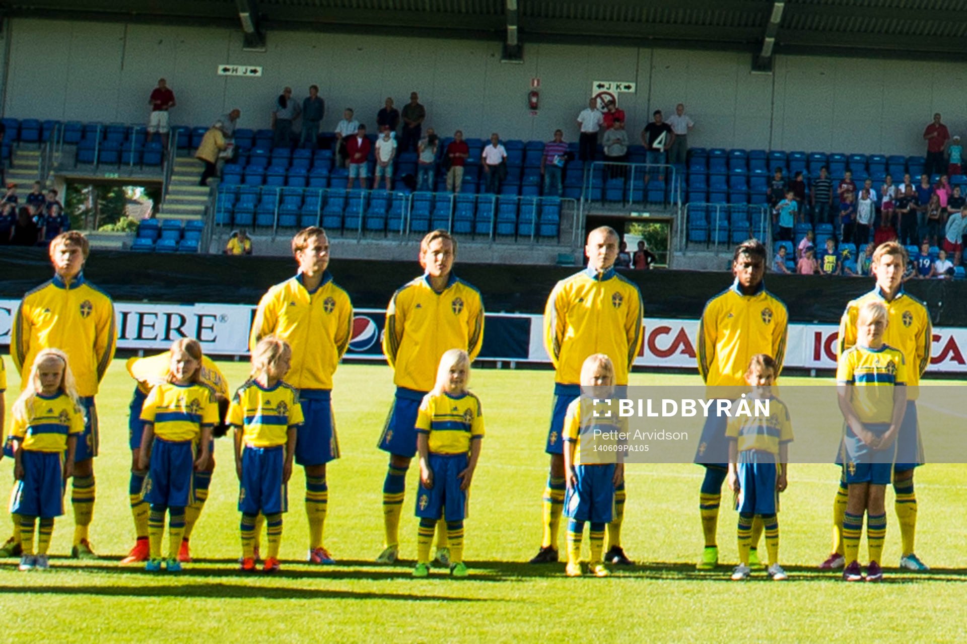 Sveriges spelare under lineup inför U21 fotbollslandskampen mellan Sverige och Slovakien den 9 juni 2014 i Trelleborg.
