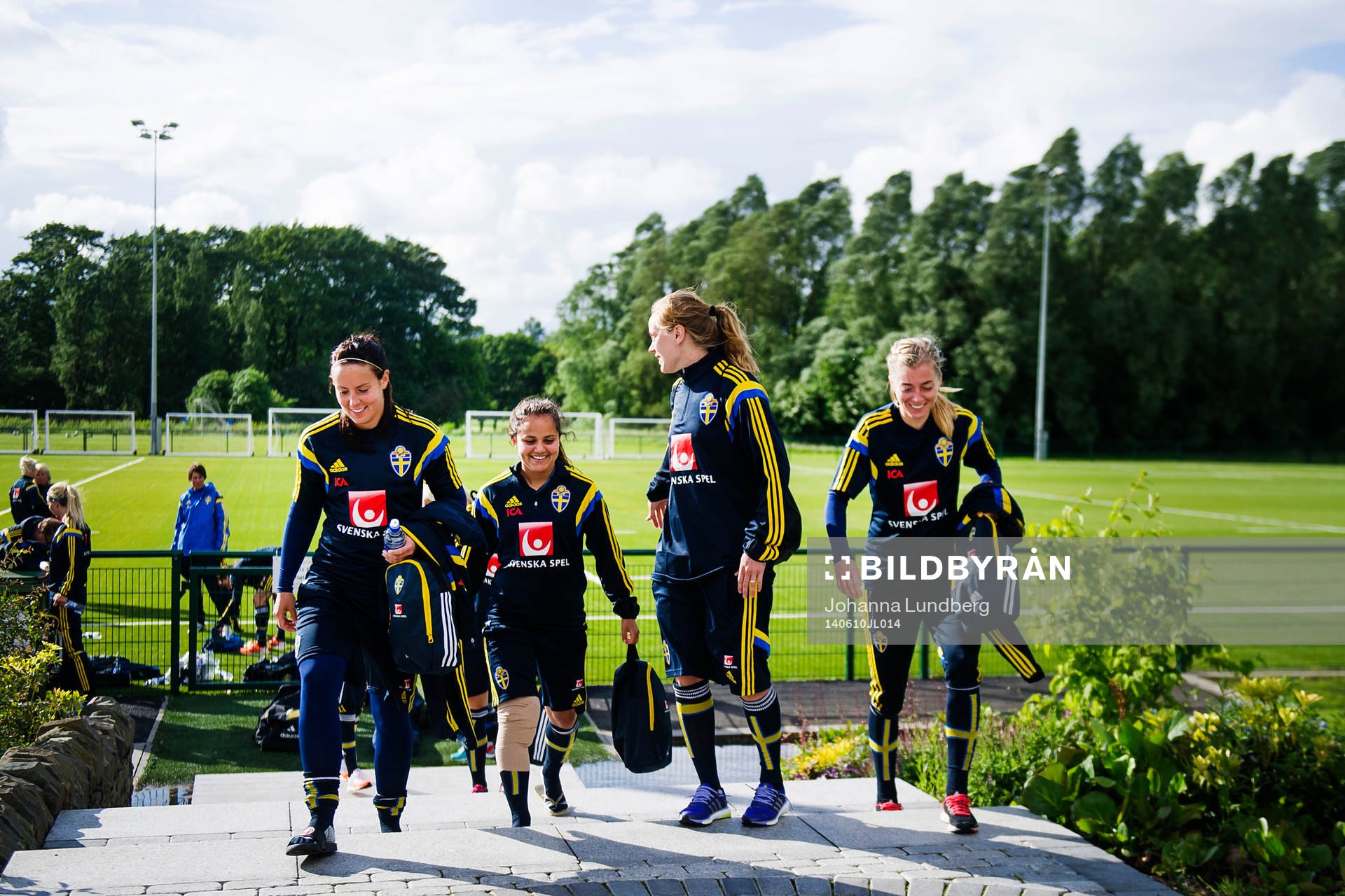 Tyresös spelare Carola Söberg, Malin Diaz, Lisa Dahlkvist och Linda Sembrant går av planen efter en träning inför VM-kvalmatchen mot Skottland den 10 juni 2014 i Glasgow.
