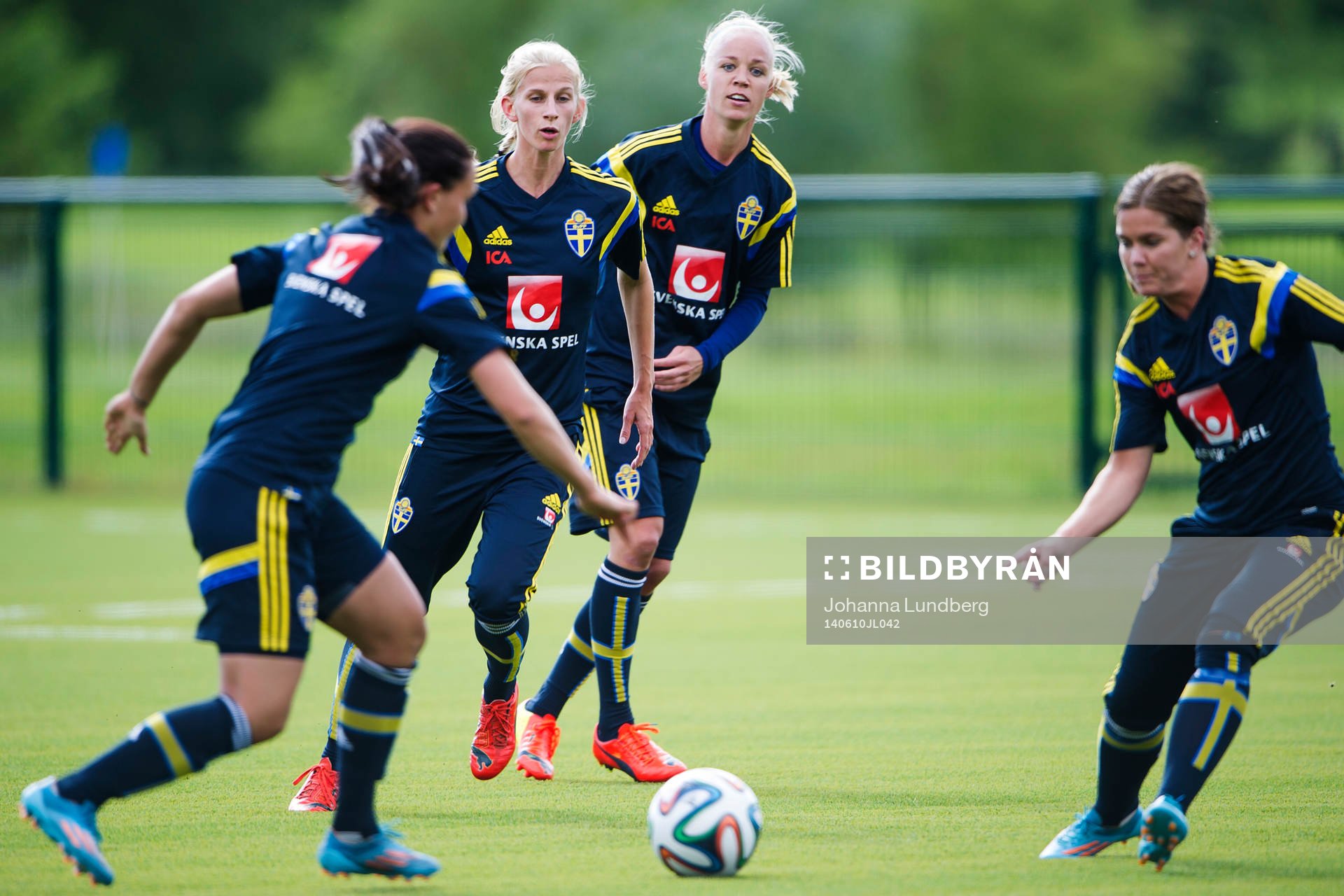 Sveriges Sofia Jakobsson och Caroline Seger