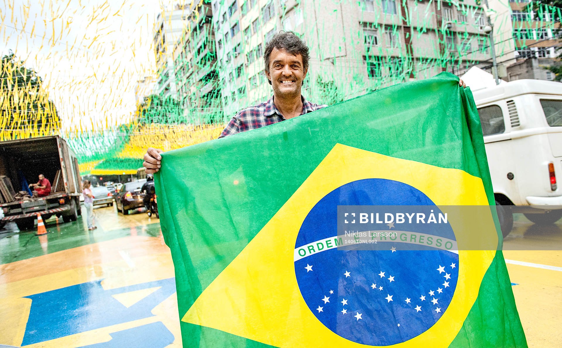 Ricardo Ferreira förbereder premiärfesten under Fotbolls-VM den 10 juni 2014 i Rio de Janeiro.