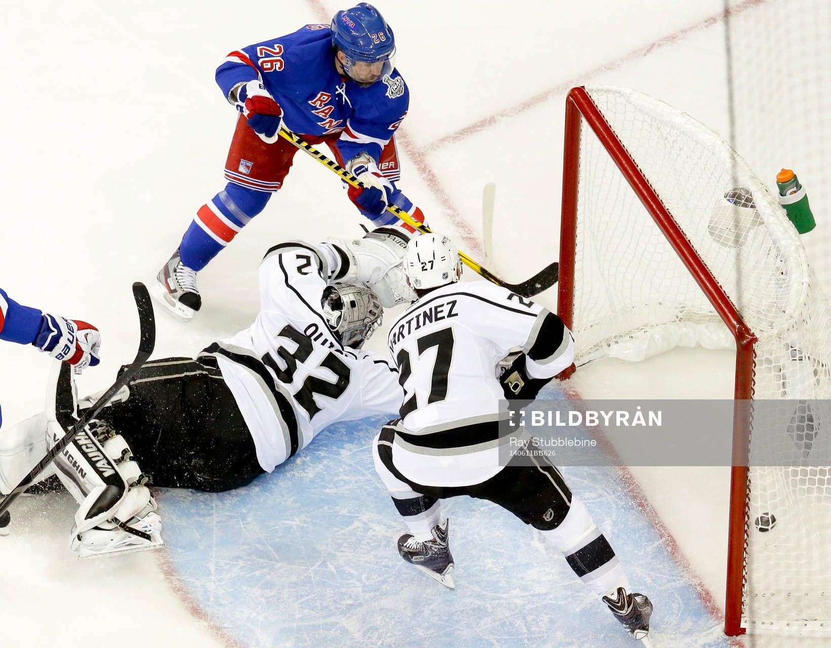 New York Rangers right wing Martin St. Louis (26) scores