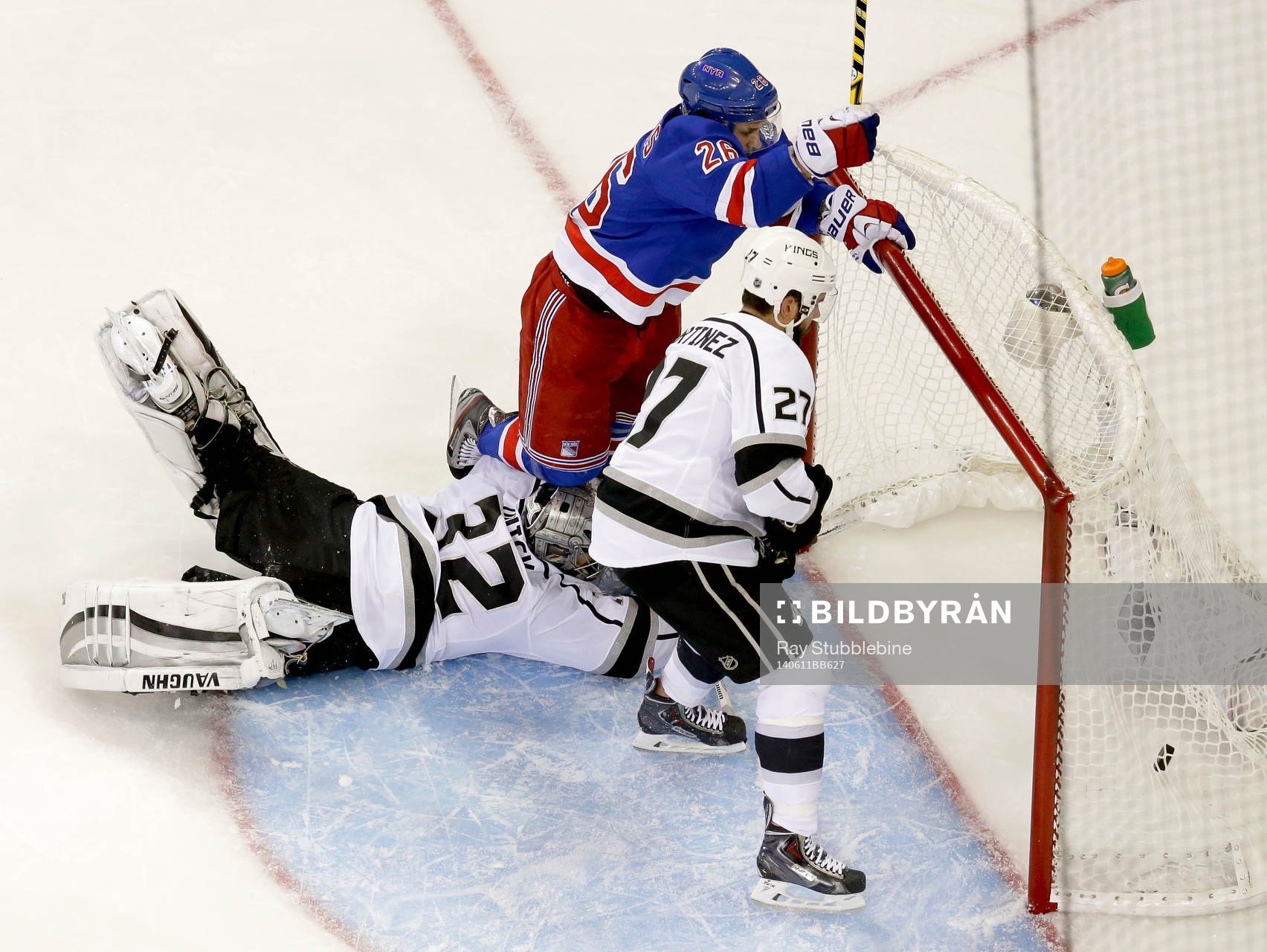 New York Rangers right wing Martin St. Louis (26) scores