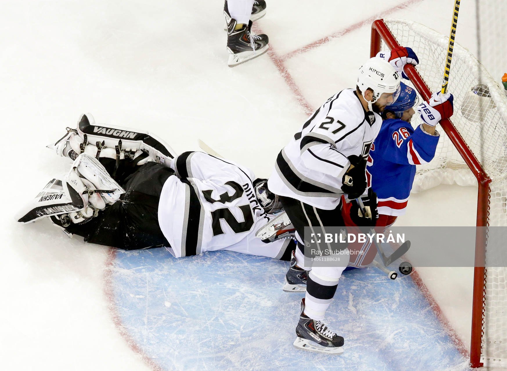 New York Rangers right wing Martin St. Louis (26) scores