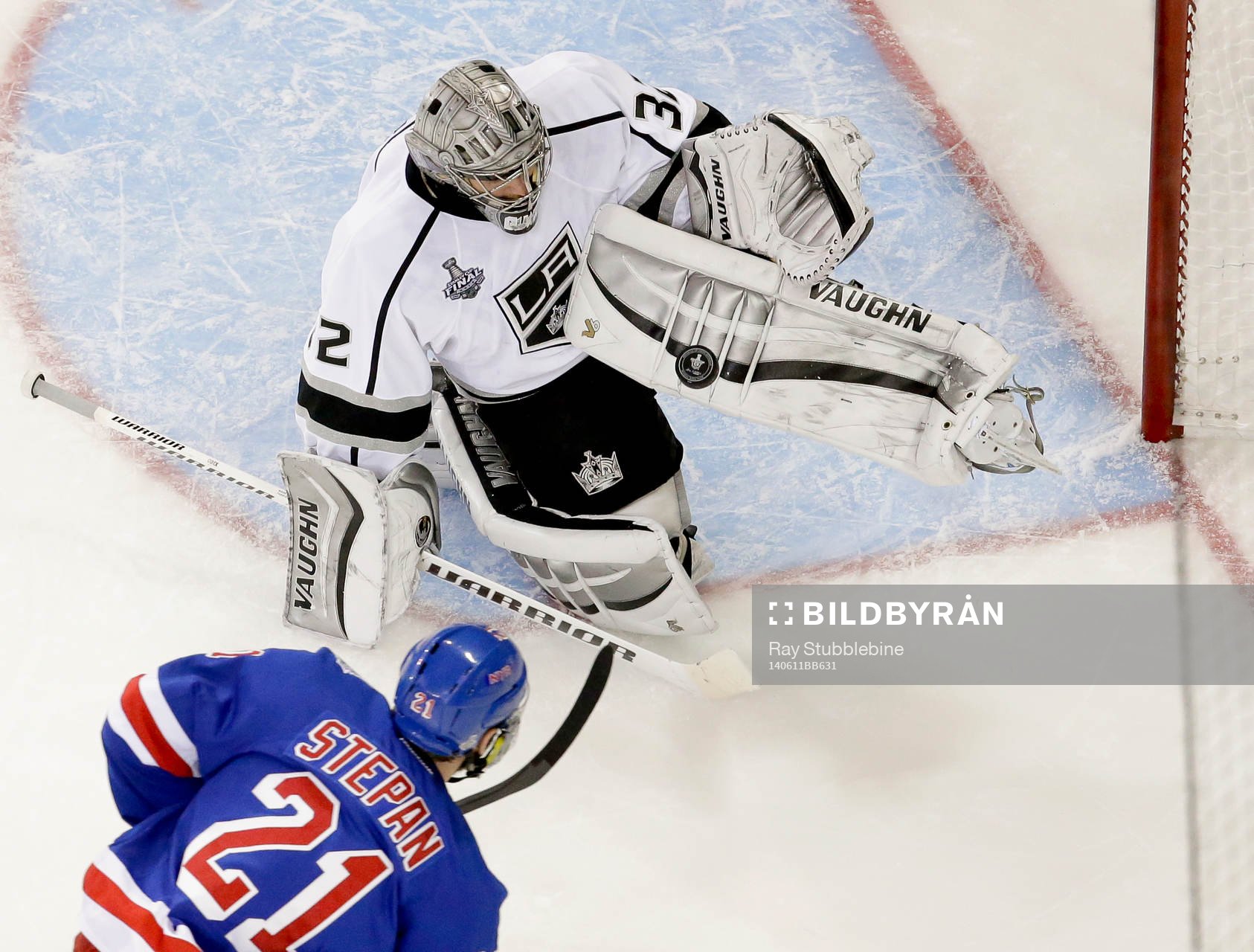 Los Angeles Kings goalie Jonathan Quick (32) stops a