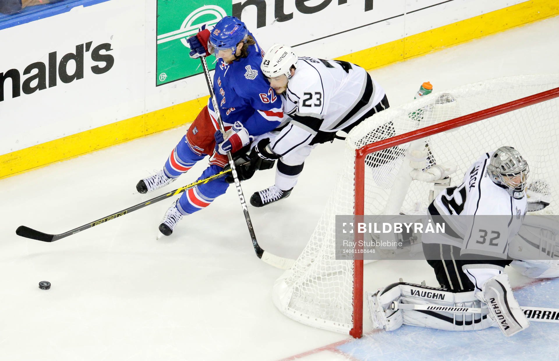 New York Rangers left wing Carl Hagelin (62) carries the