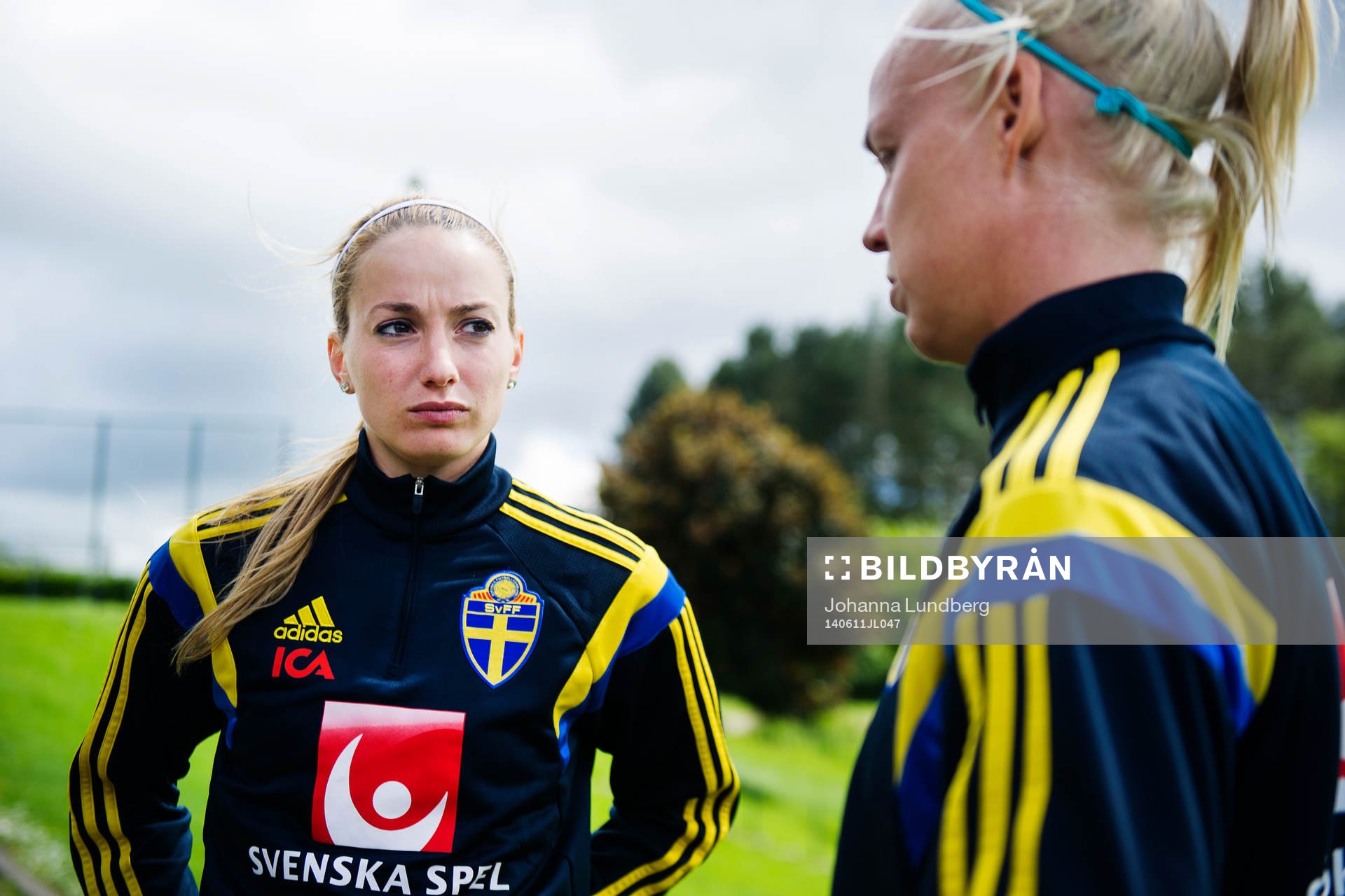Sveriges Kosovare Asllani och Caroline Seger