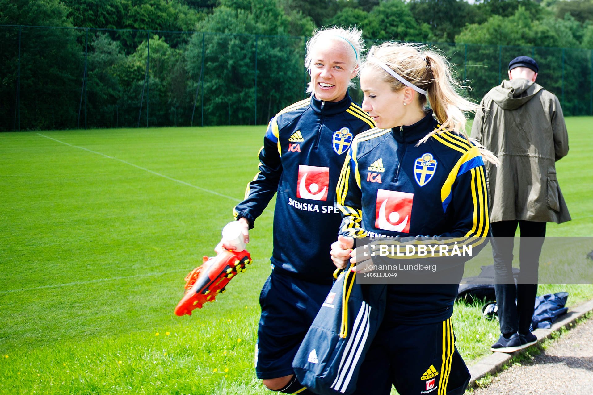 Sveriges Caroline Seger och Kosovare Asllani under en träning inför VM-kvalmatchen mot Skottland den 11 juni 2014 i Glasgow.