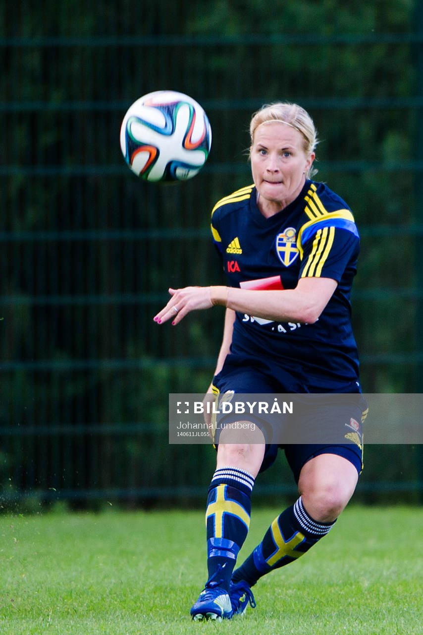 Sveriges Annica Svensson under en träning inför VM-kvalmatchen mot Skottland den 11 juni 2014 i Glasgow.