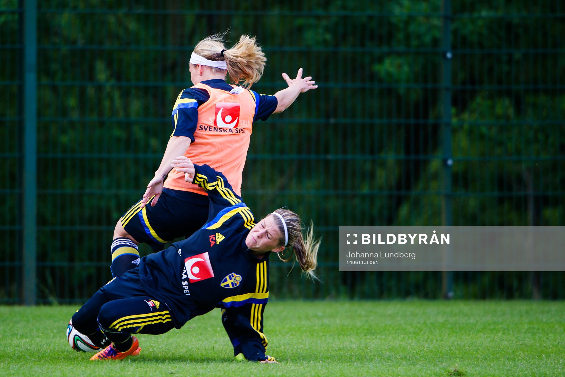 Sveriges Olivia Schough faller i en kamp med Sara Thunebro