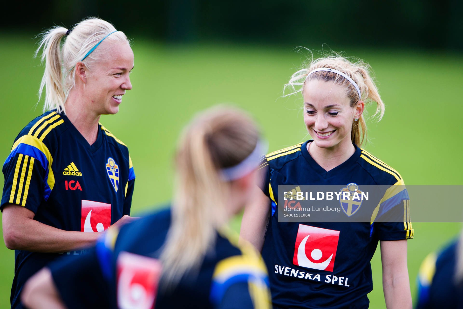 Sveriges Caroline Seger och Kosovare Asllani under en träning inför VM-kvalmatchen mot Skottland den 11 juni 2014 i Glasgow.