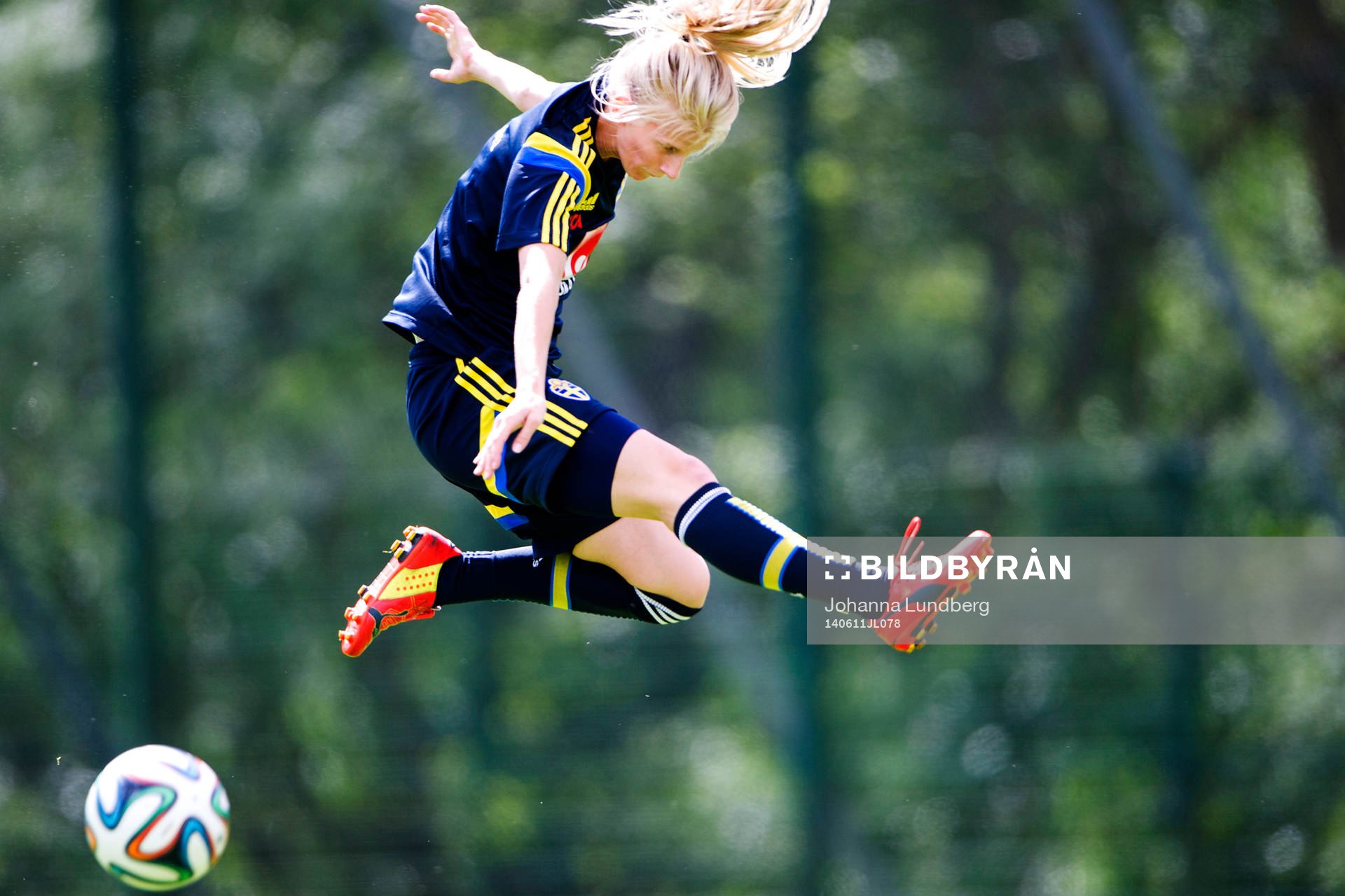 Sveriges Sofia Jakobsson hoppar