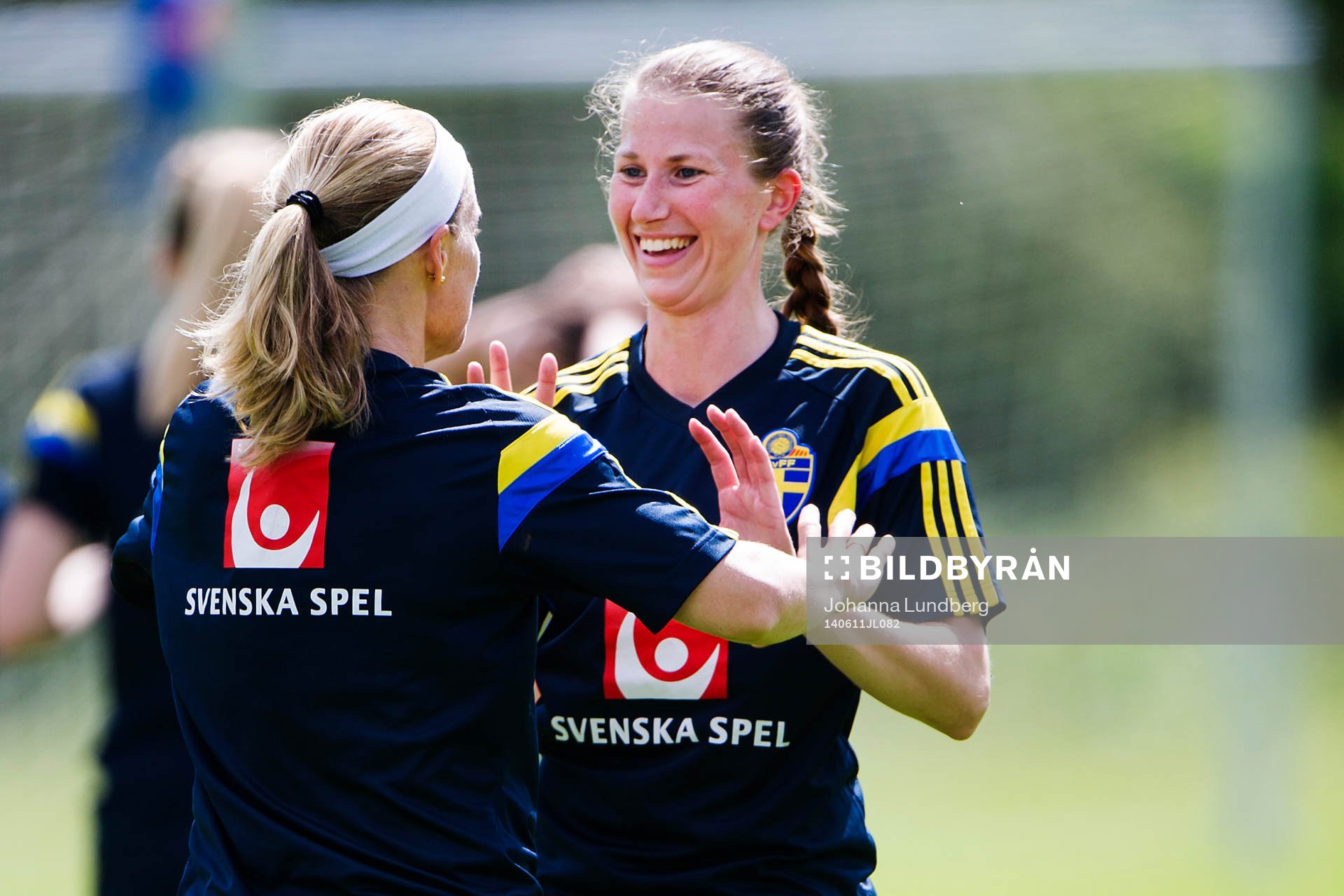 Sveriges Emma Berglund ger Sara Thunebro en high five
