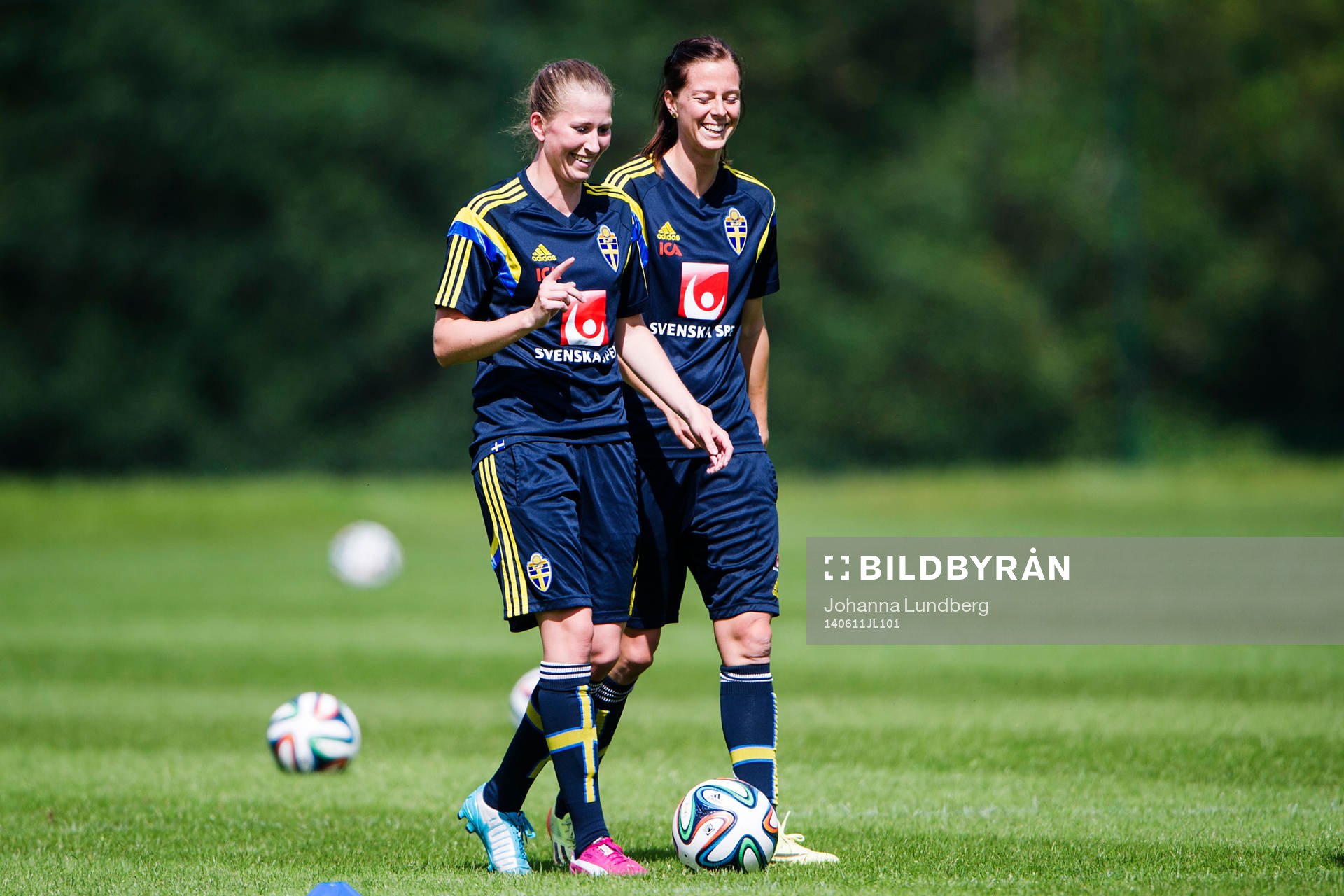 Sveriges Emma Berglund och Lotta Schelin under en träning inför VM-kvalmatchen mot Skottland den 11 juni 2014 i Glasgow.