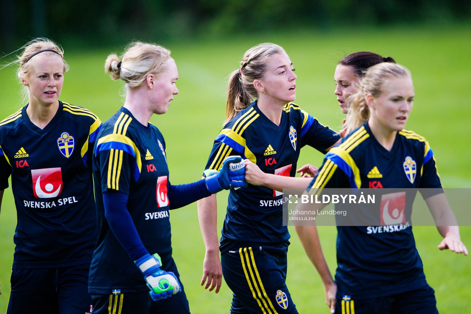Sveriges Amanda Ilestedt, målvakt Hedvig Lindahl och Linda