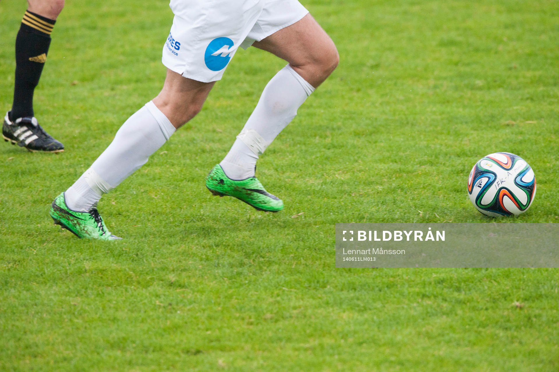 Fotbollsskor och fotboll i matchen i DM mellan IFK
