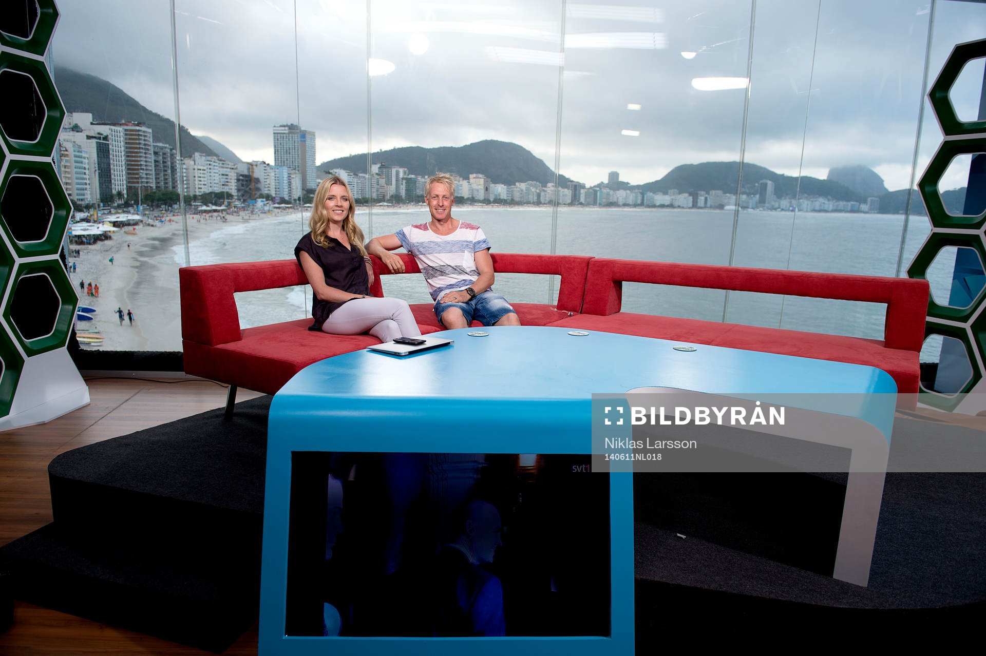 Johanna Frändén, André Pops i SVTs studio under Fotbolls-VM den 11 juni 2014 i Rio de Janeiro.