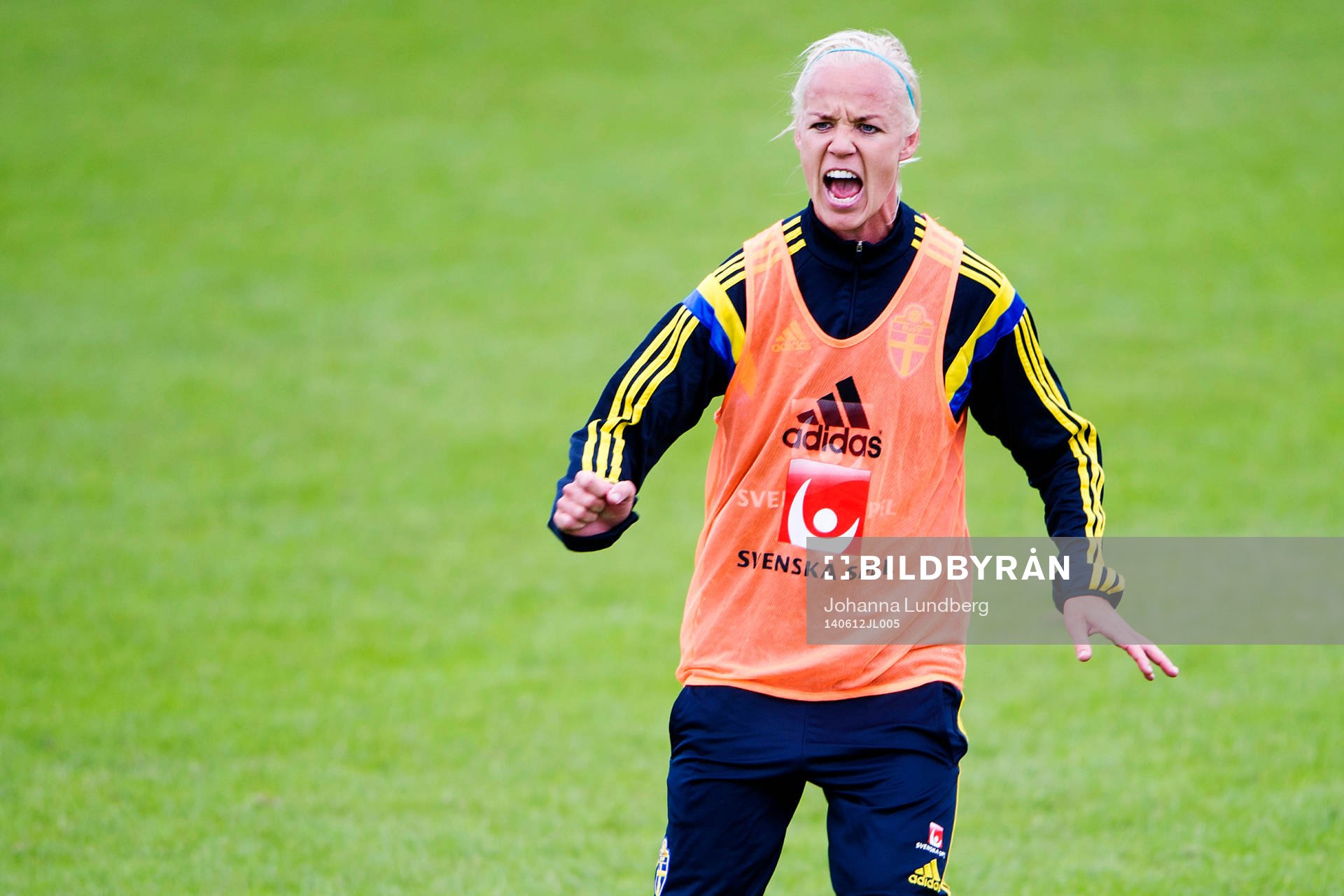 Sveriges Caroline Seger under en träning inför VM-kvalmatchen mot Skottland den 12 juni 2014 i Glasgow.