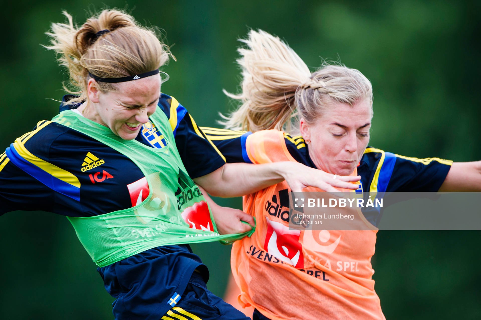 Sveriges Lisa Dahlkvist i kamp med Linda Sembrant under en träning inför VM-kvalmatchen mot Skottland den 12 juni 2014 i Glasgow.