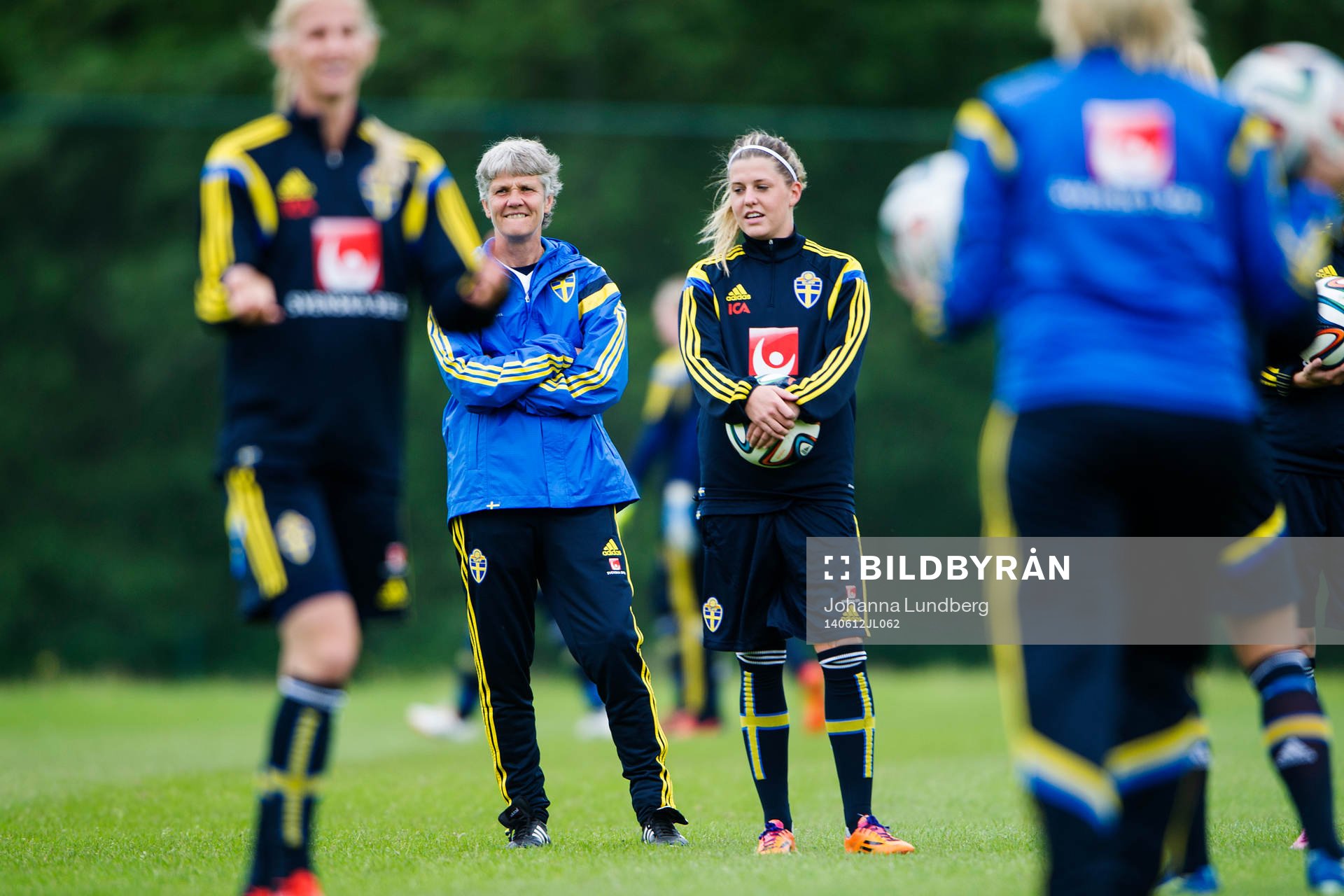 Sveriges förbundskapten Pia Sundhage och Olivia Schough