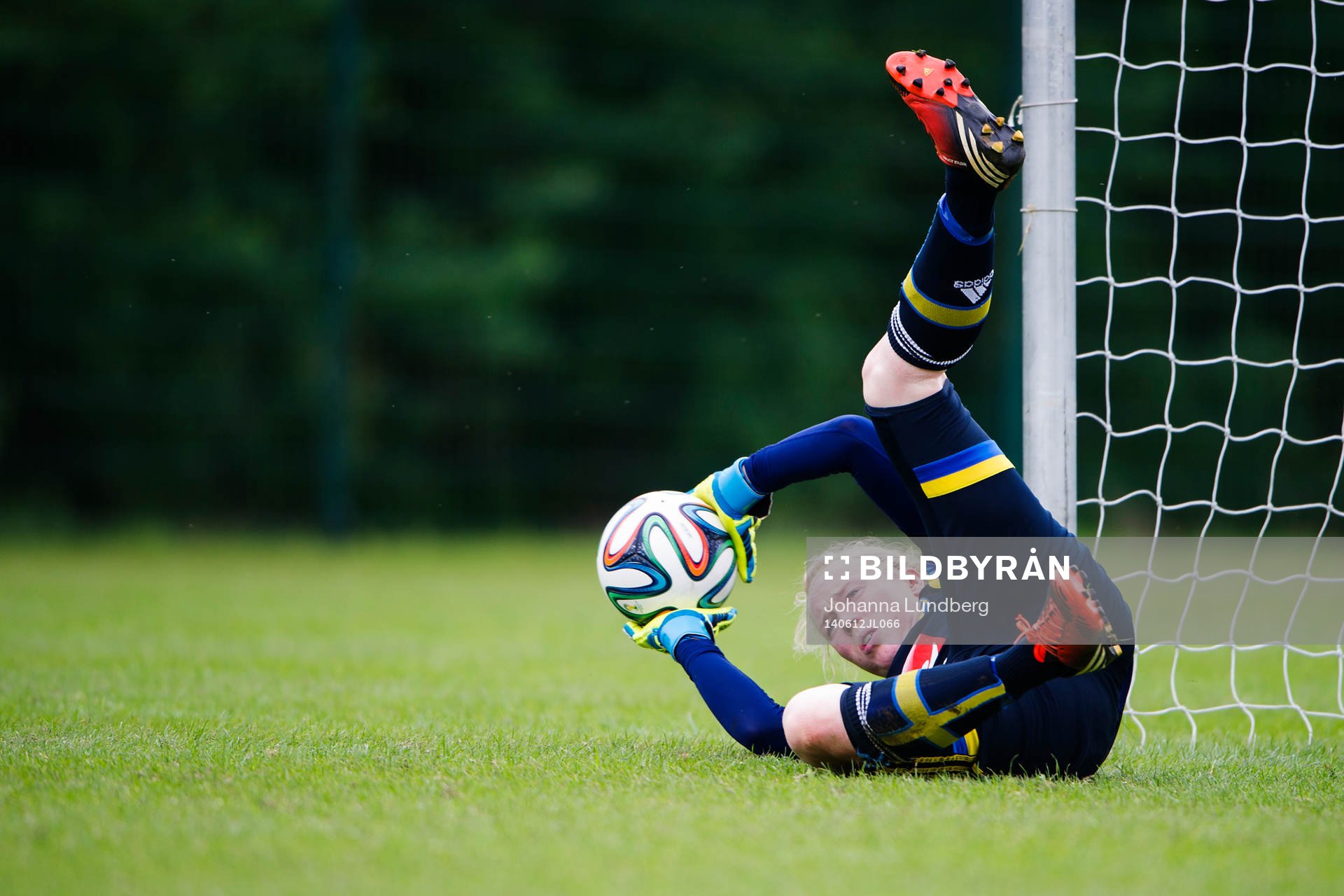 Sveriges målvakt Hedvig Lindahl under en träning inför VM-kvalmatchen mot Skottland den 12 juni 2014 i Glasgow.