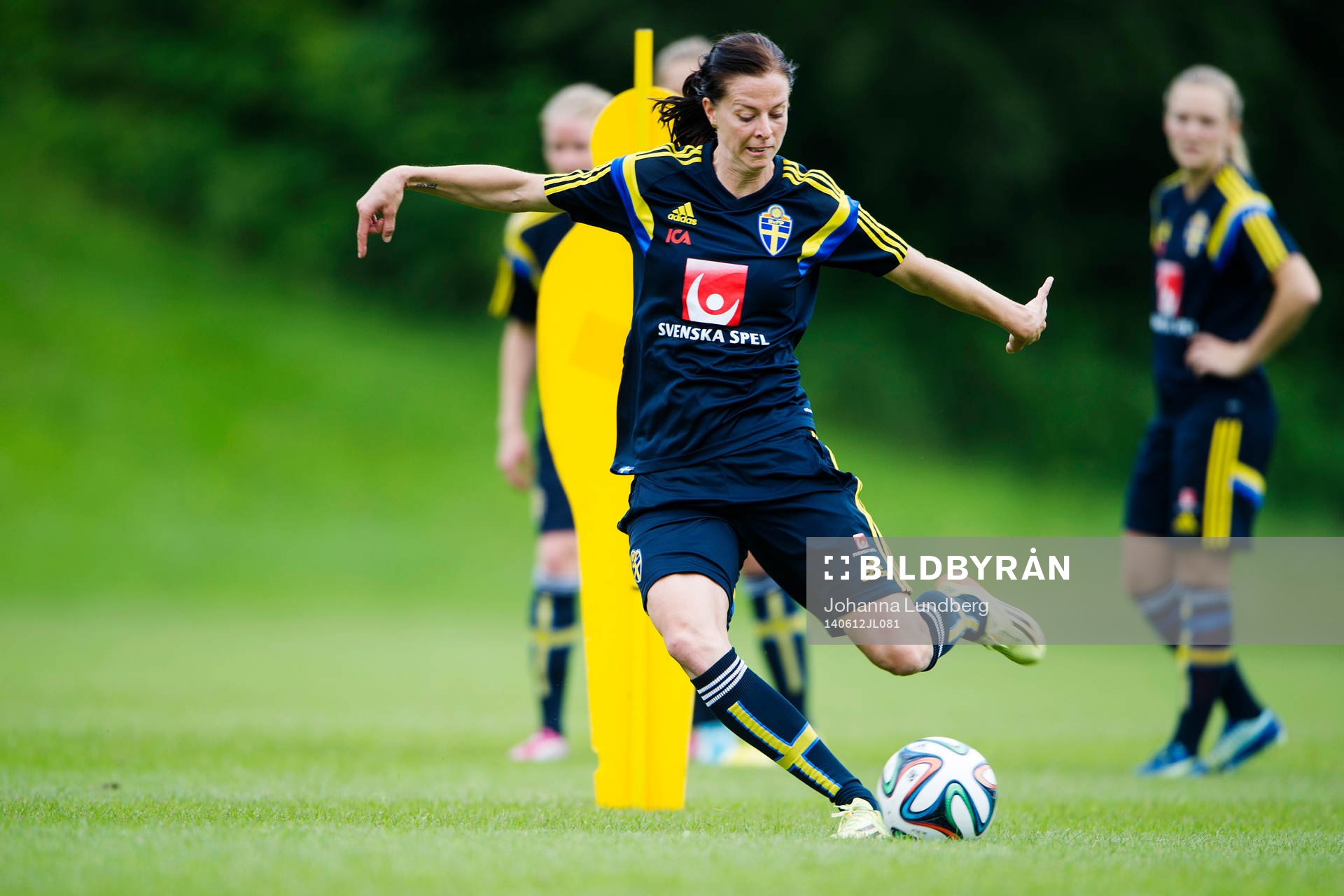 Sveriges Lotta Schelin under en träning inför VM-kvalmatchen mot Skottland den 12 juni 2014 i Glasgow.