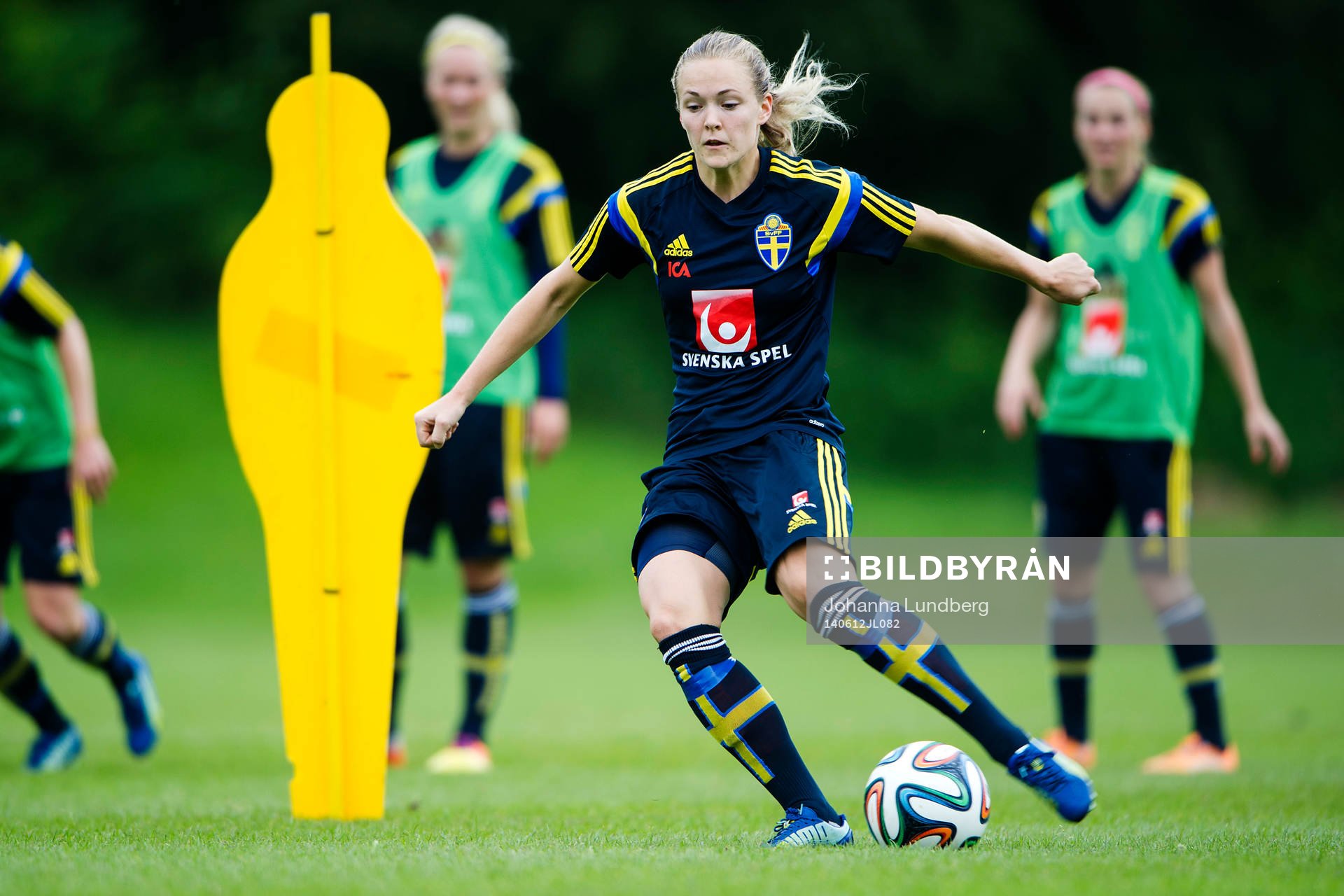 Sveriges Magdalena Ericsson under en träning inför VM-kvalmatchen mot Skottland den 12 juni 2014 i Glasgow.